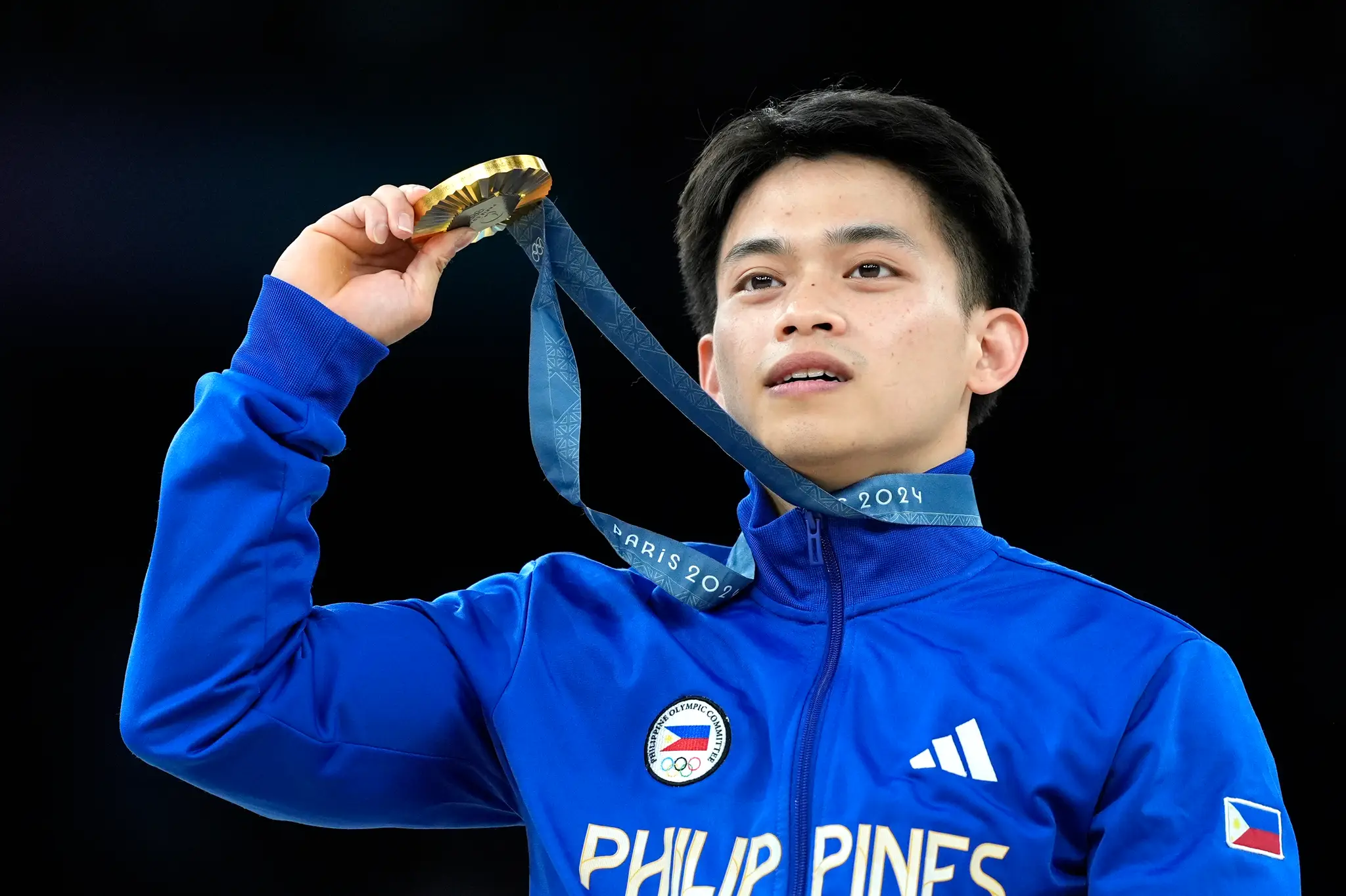 Carlos Edriel Yulo oslavuje zisk zlatej medaily