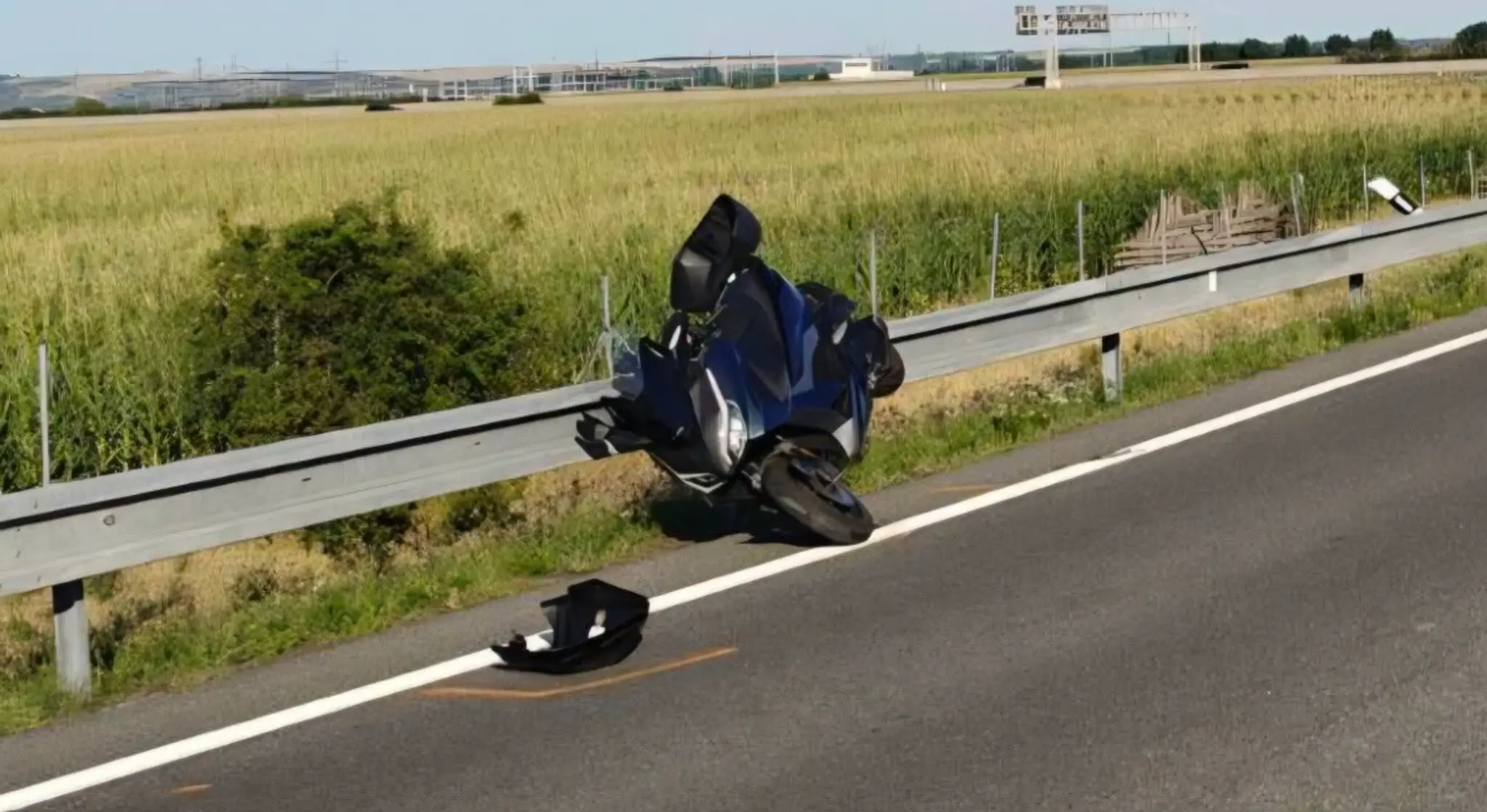 Na snímke motorka, ktorá narazila do zvodidiel.