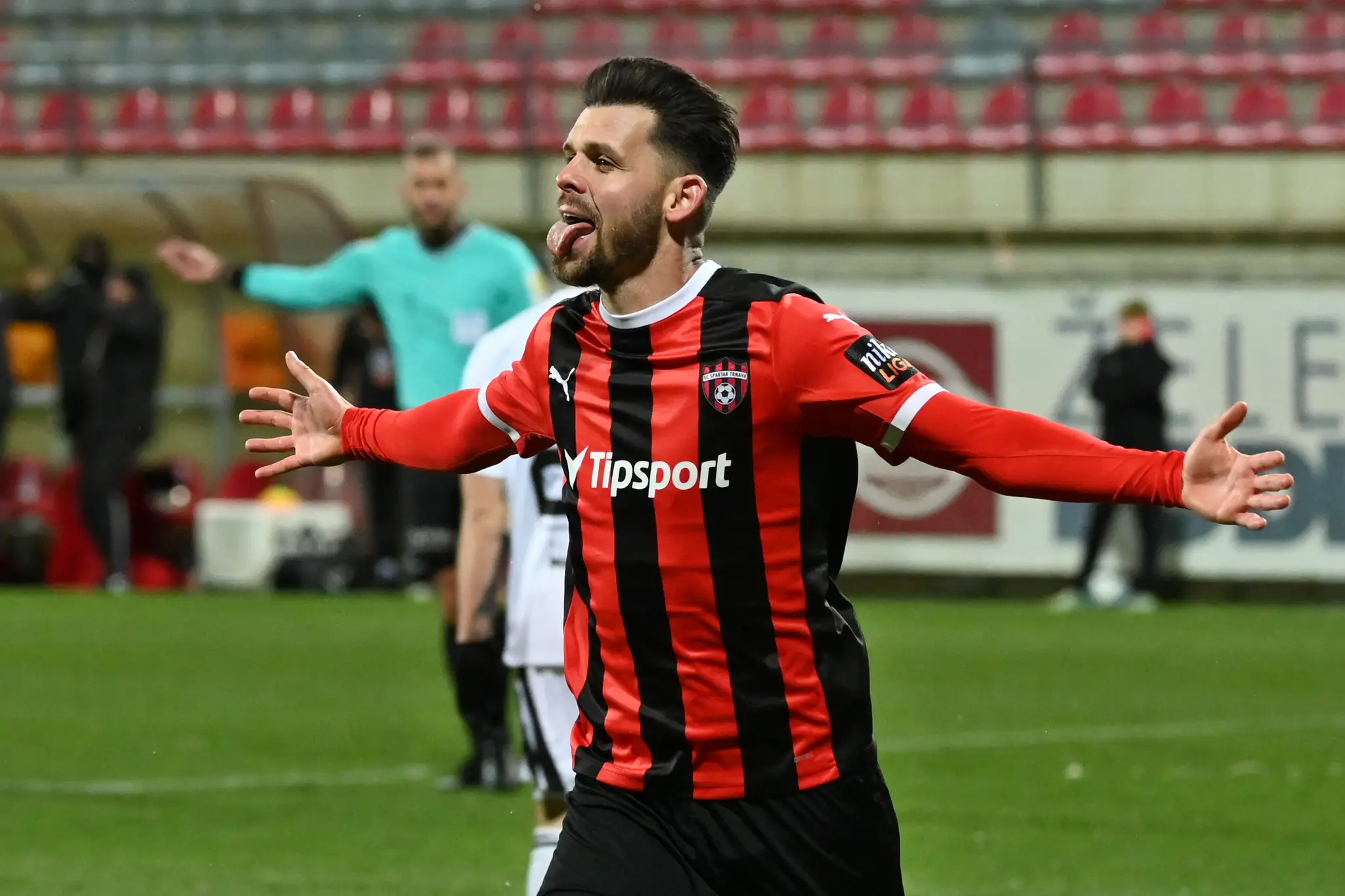 Michal Ďuriš oslavuje gól v drese Trnavy.
