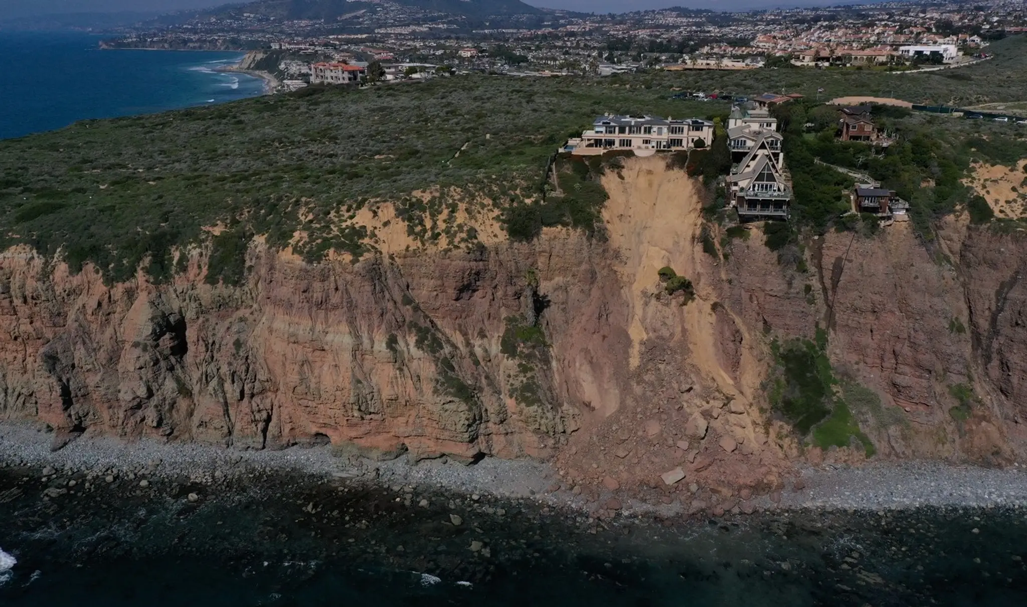 Útes Dana Point po zosuve pôdy.