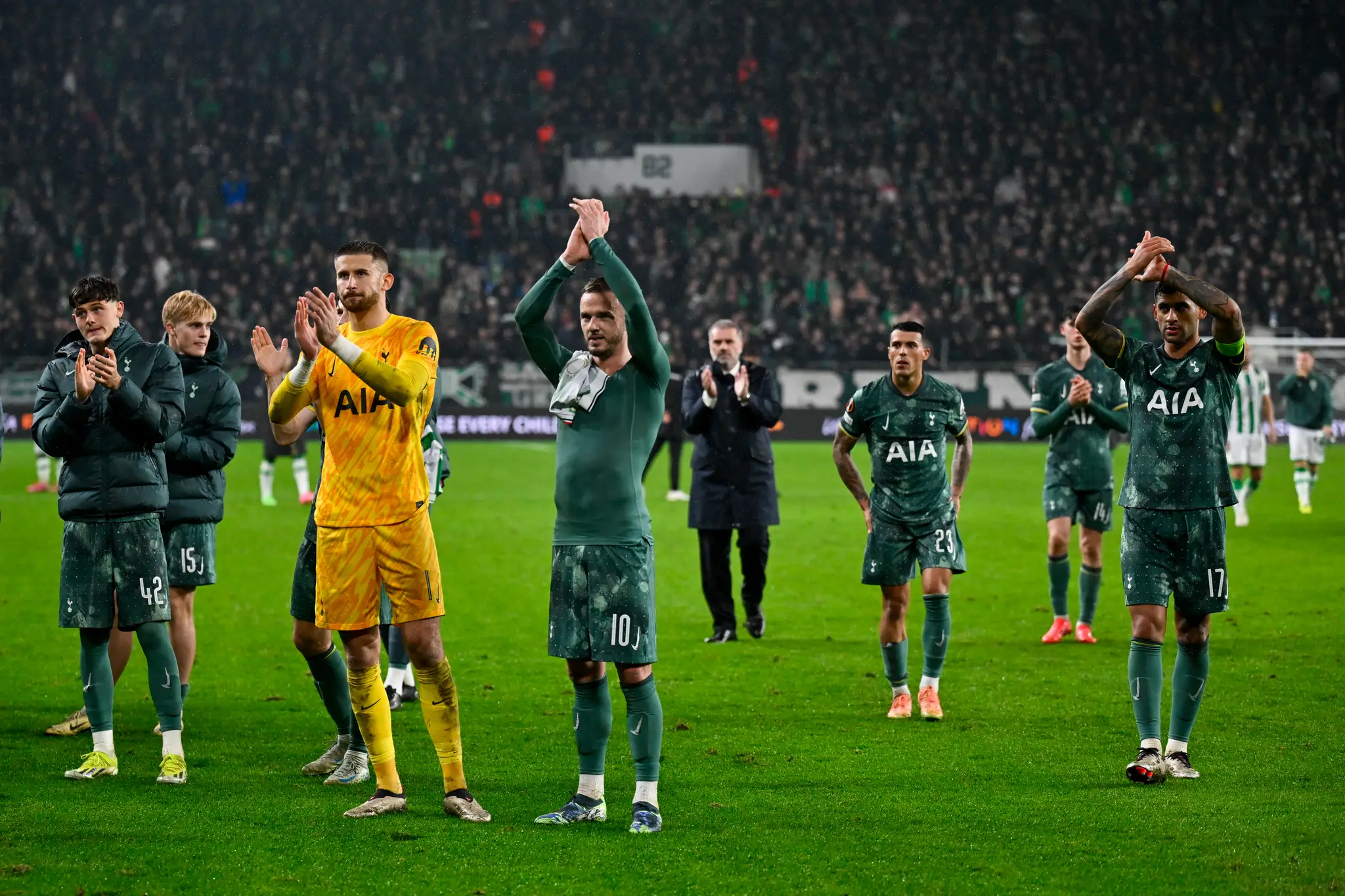Na snímke hráči Tottenhamu pozdravujú fanúšikov po výhre.