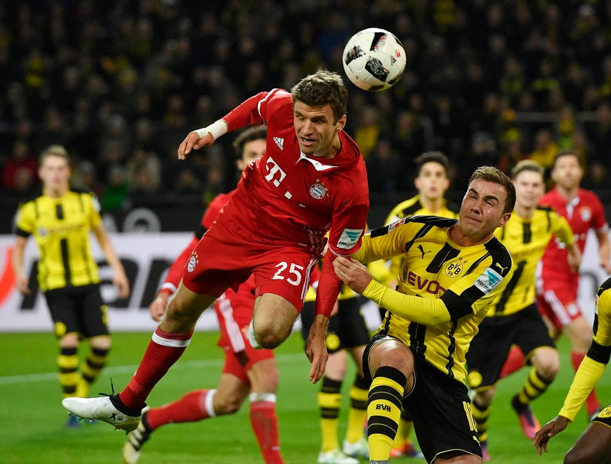 Thomas Muller (Bayern) a Mario Gotze (Dortmund) v súboji o loptu.