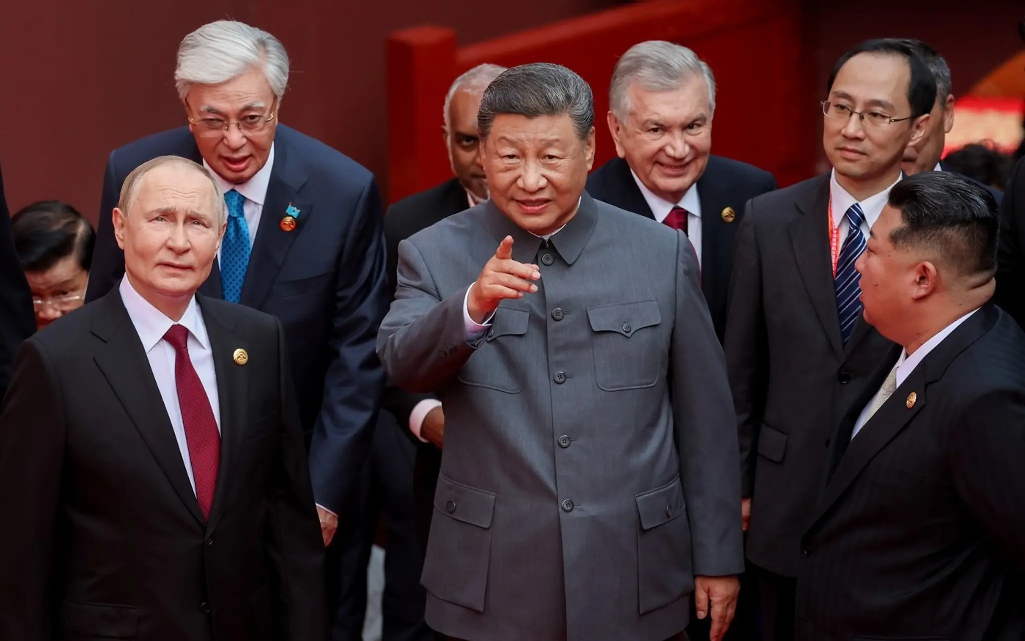Ruský prezident Vladimir Putin, čínsky prezident Si Ťin-pching a severokórejský vodca Kim Čong-un (zľava doprava) prichádzajú na vojenskú prehliadku.