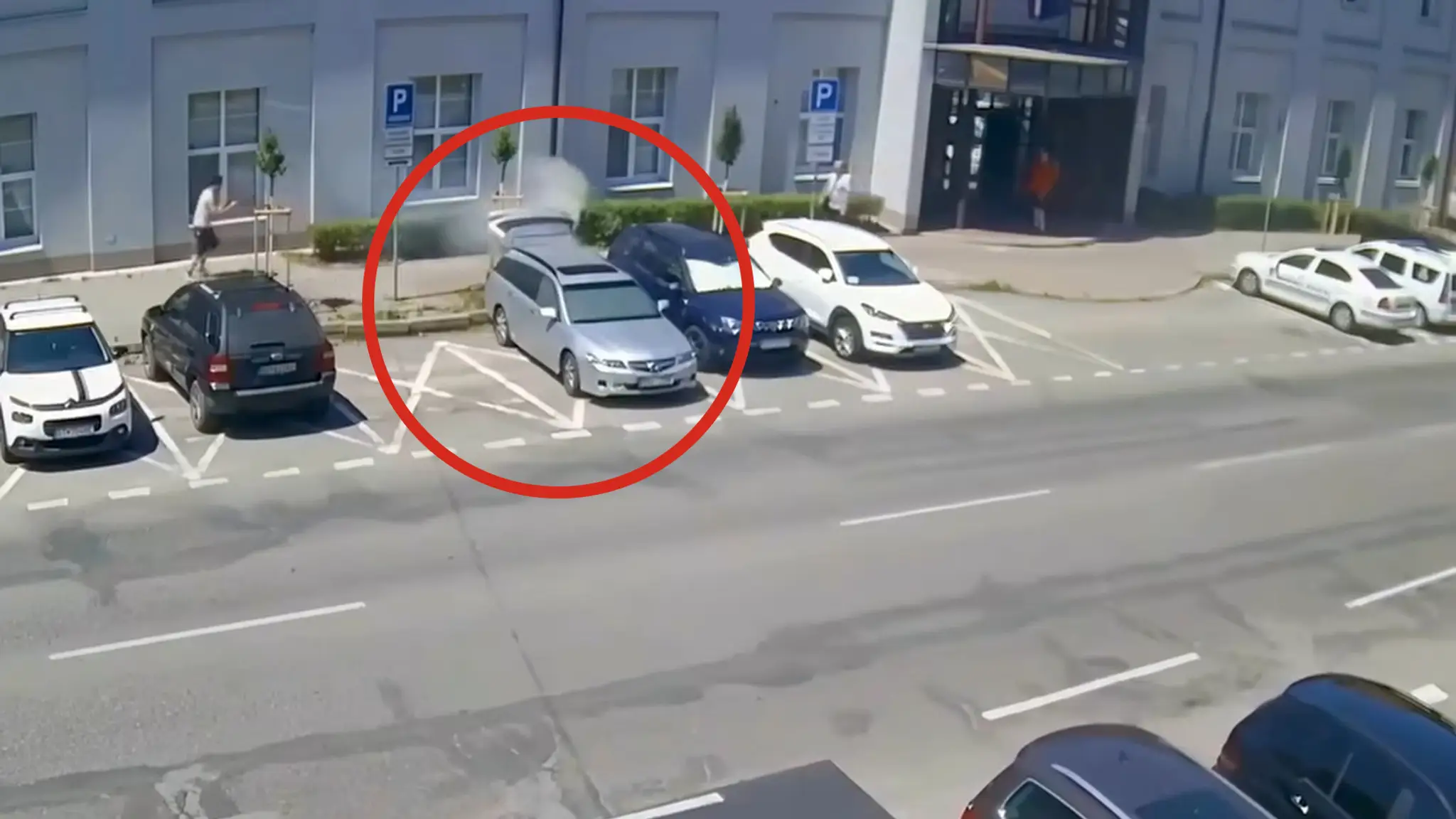 V aute horela lítiová batéria