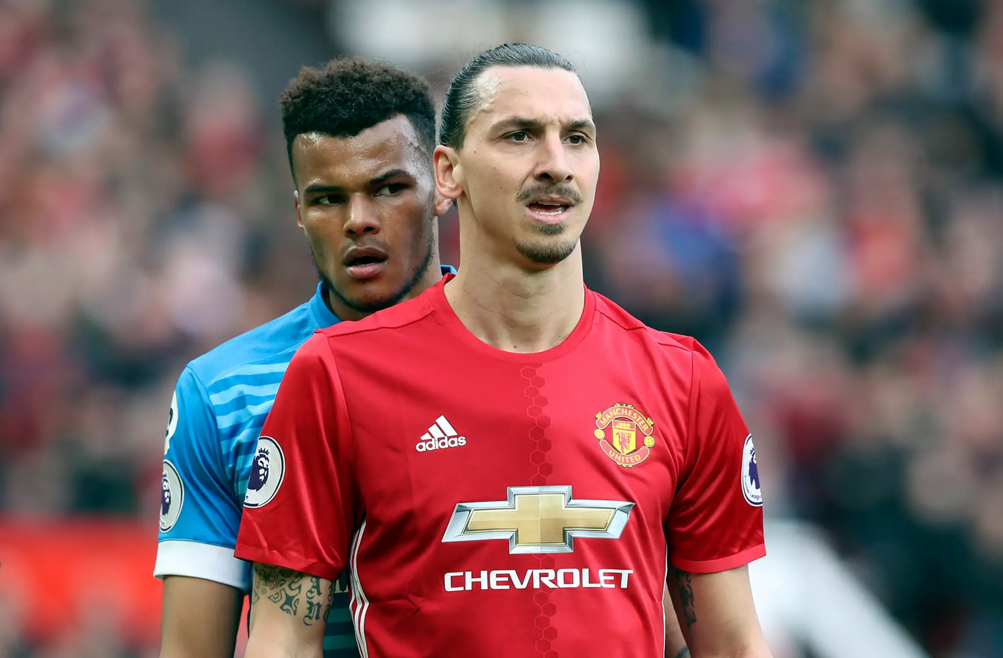 Tyrone Mings a Zlatan Ibrahimovič.