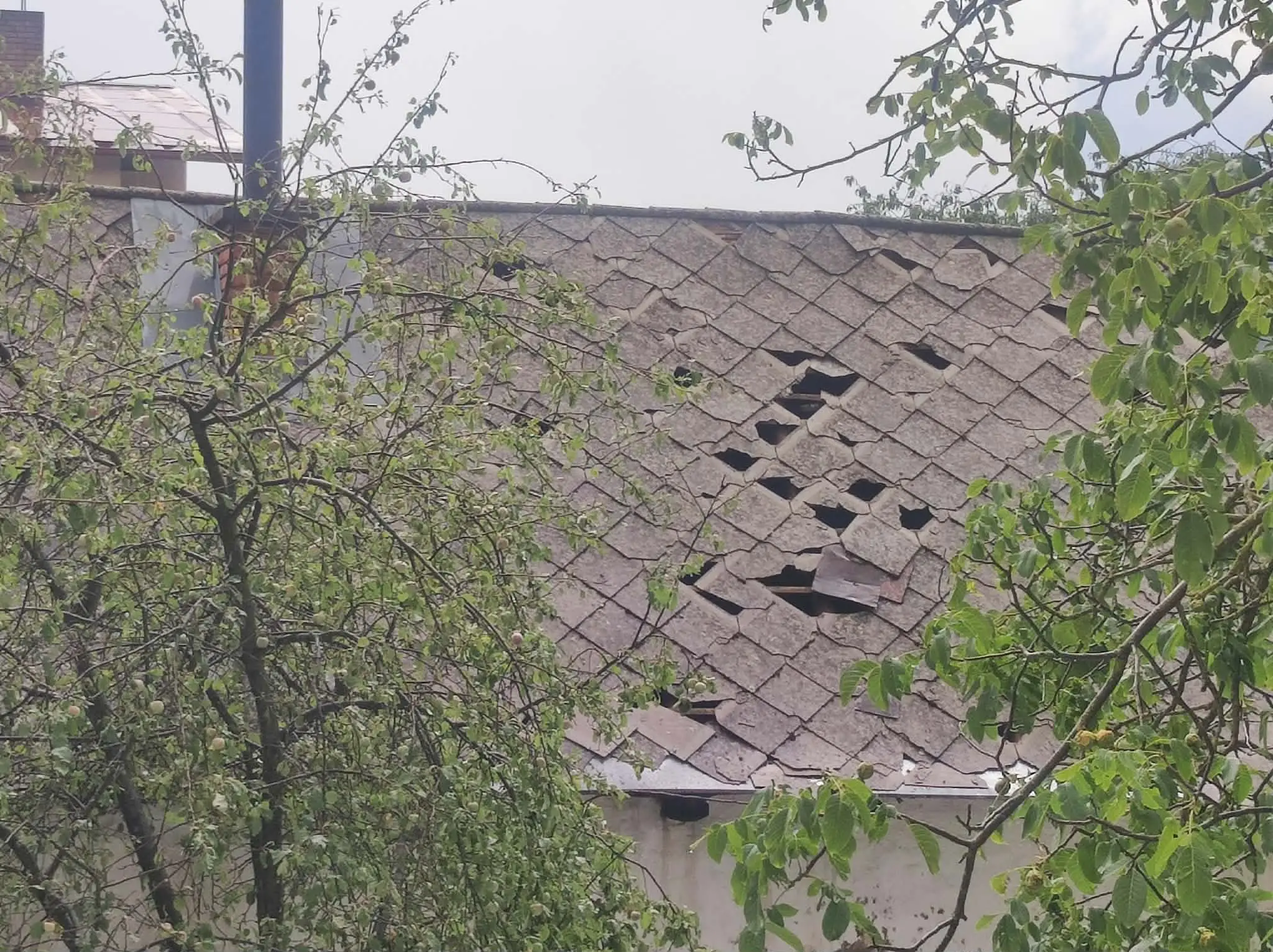 Poškodená strecha, Iňačovce, okres Michalovce
