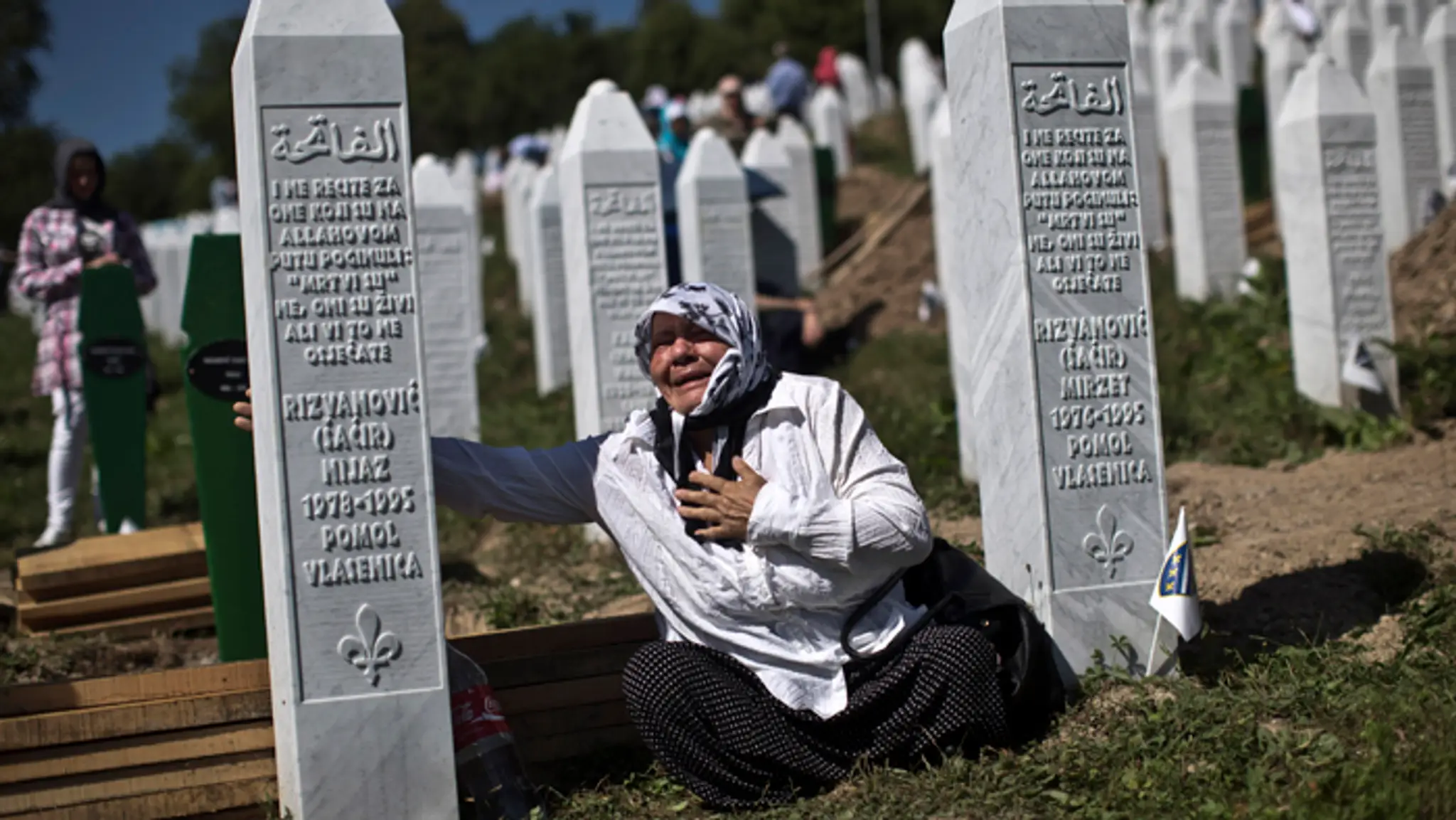 Žena plače pri hrobe člena rodiny v Potočari, neďaleko Srebrenice.