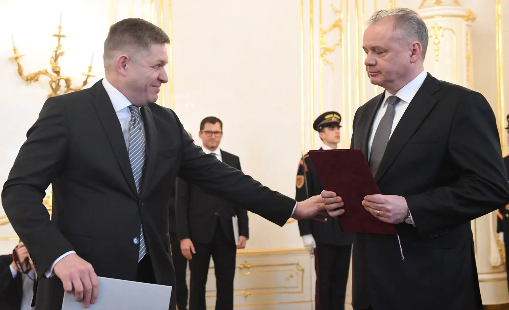 Odchádzajúci premiér Robert Fico (vľavo) a prezident SR Andrej Kiska