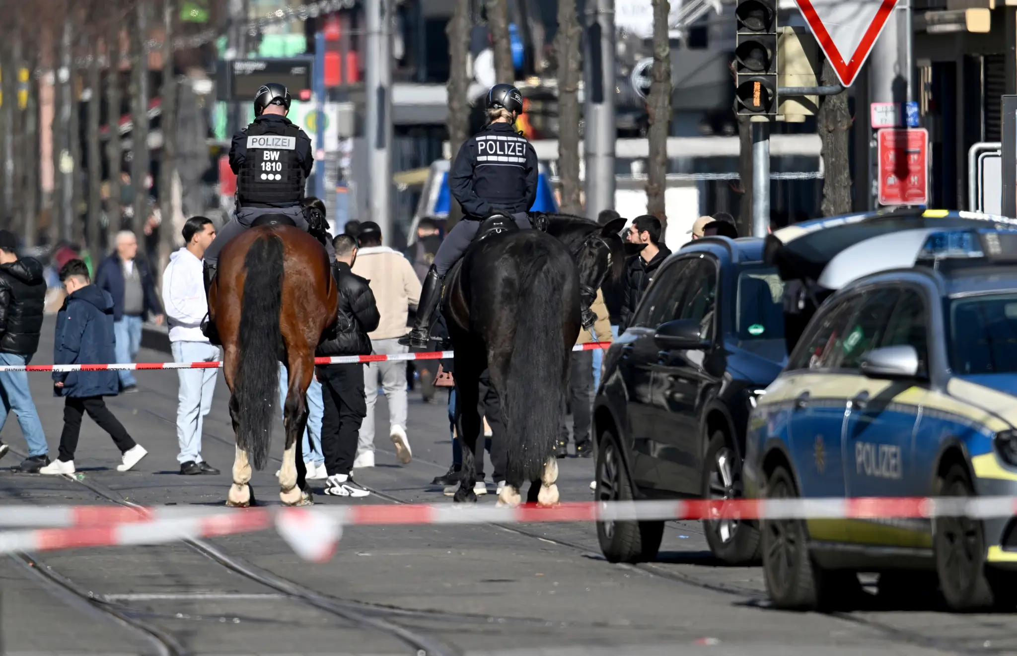 Príslušníci jazdnej polície zasahujú v centre západonemeckého mesta Mannheim.