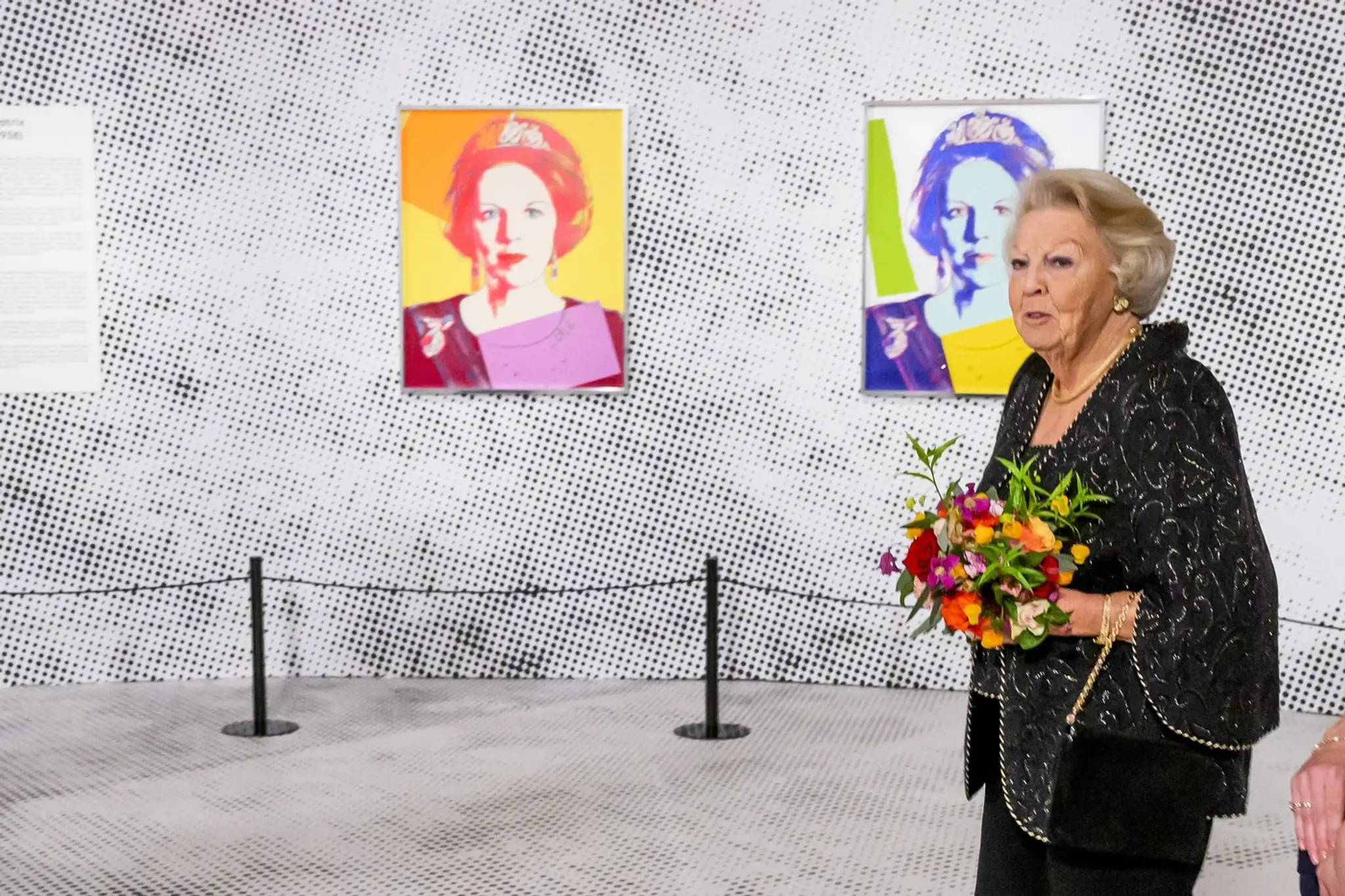 Holandská kráľovná Beatrix počas návštevy galérie, v ktorej vystavujú diela Andyho Warhola.