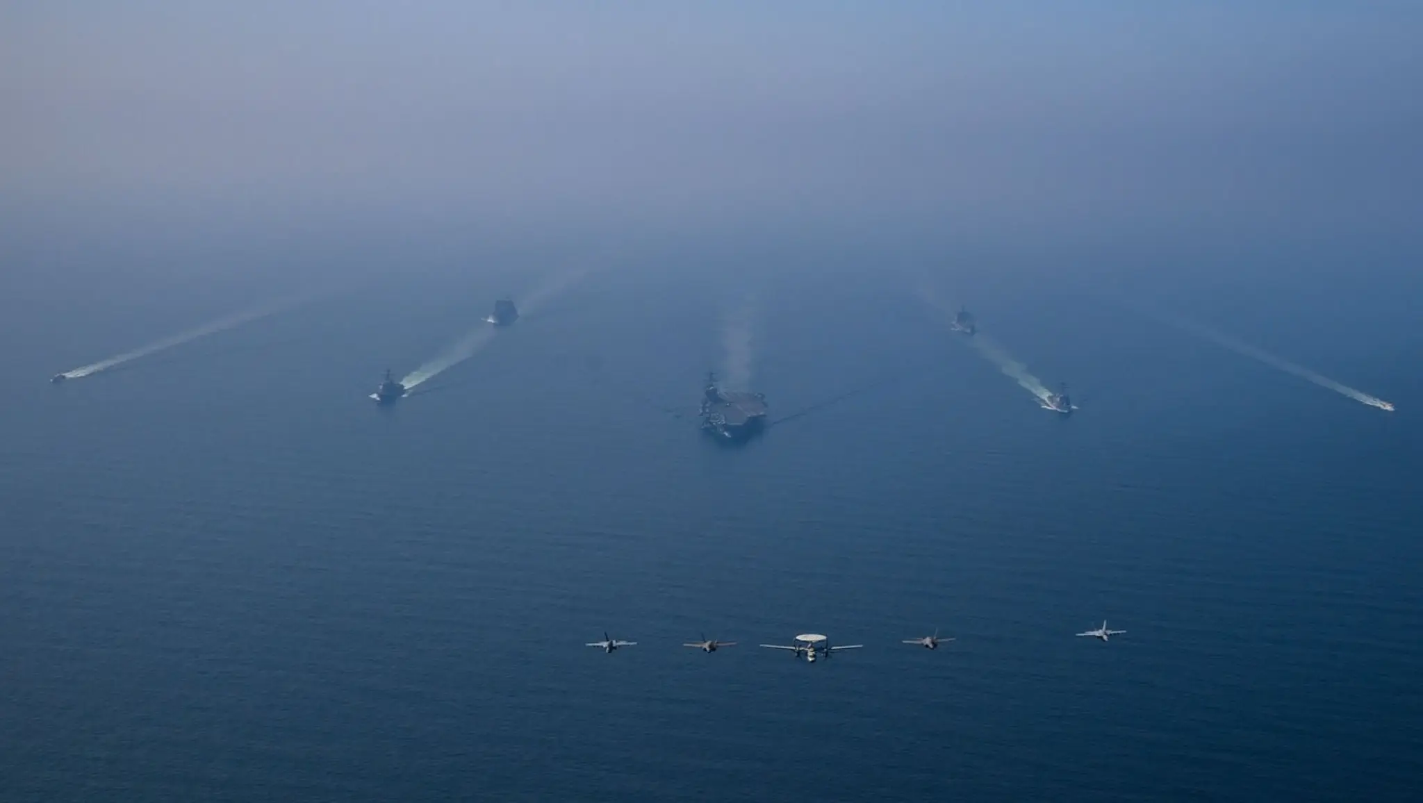 Letecký pohľad na údernú skupinu lietadlovej lode USS Abraham Lincoln počas operácie v Arabskom mori.
