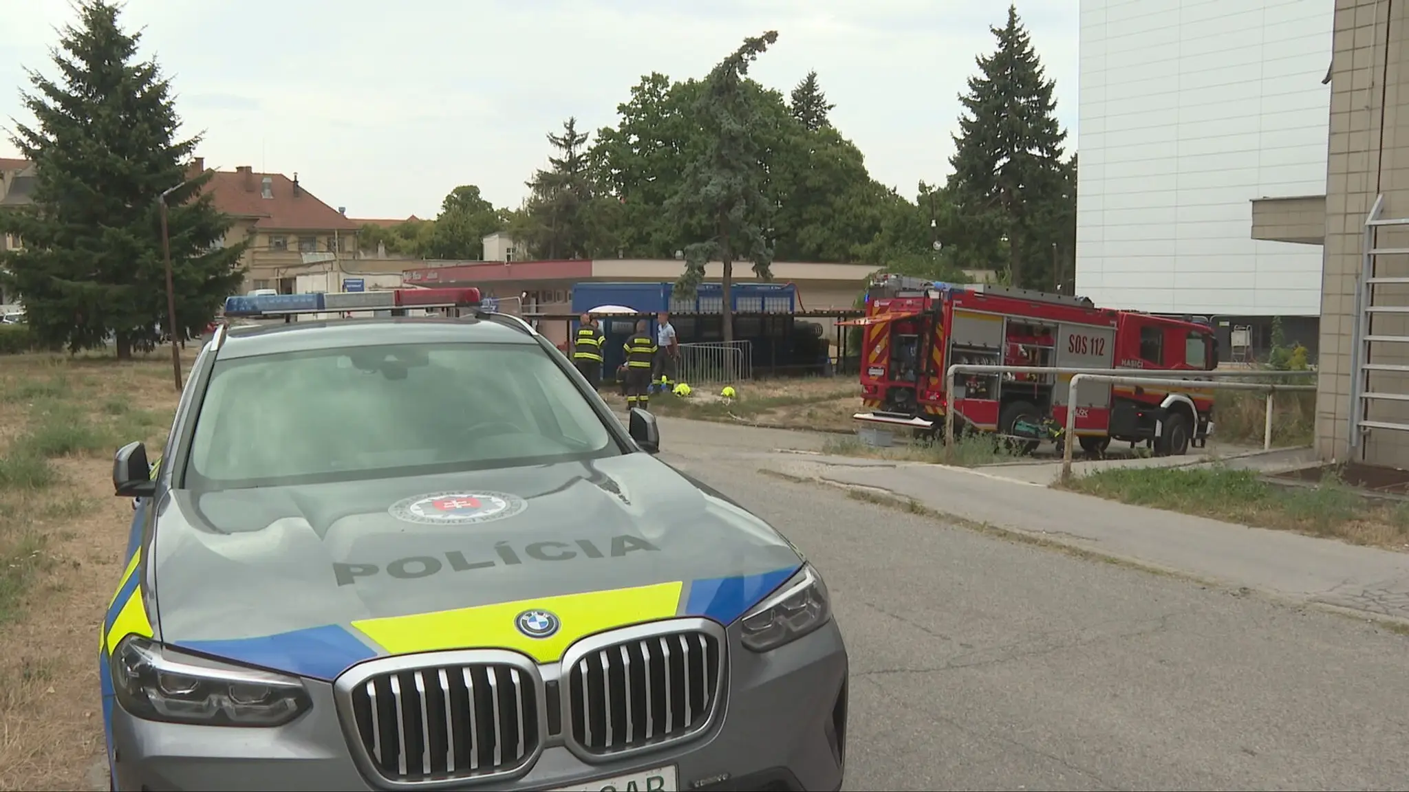Na snímke policajné auto v košickej nemocnici, kde horelo.