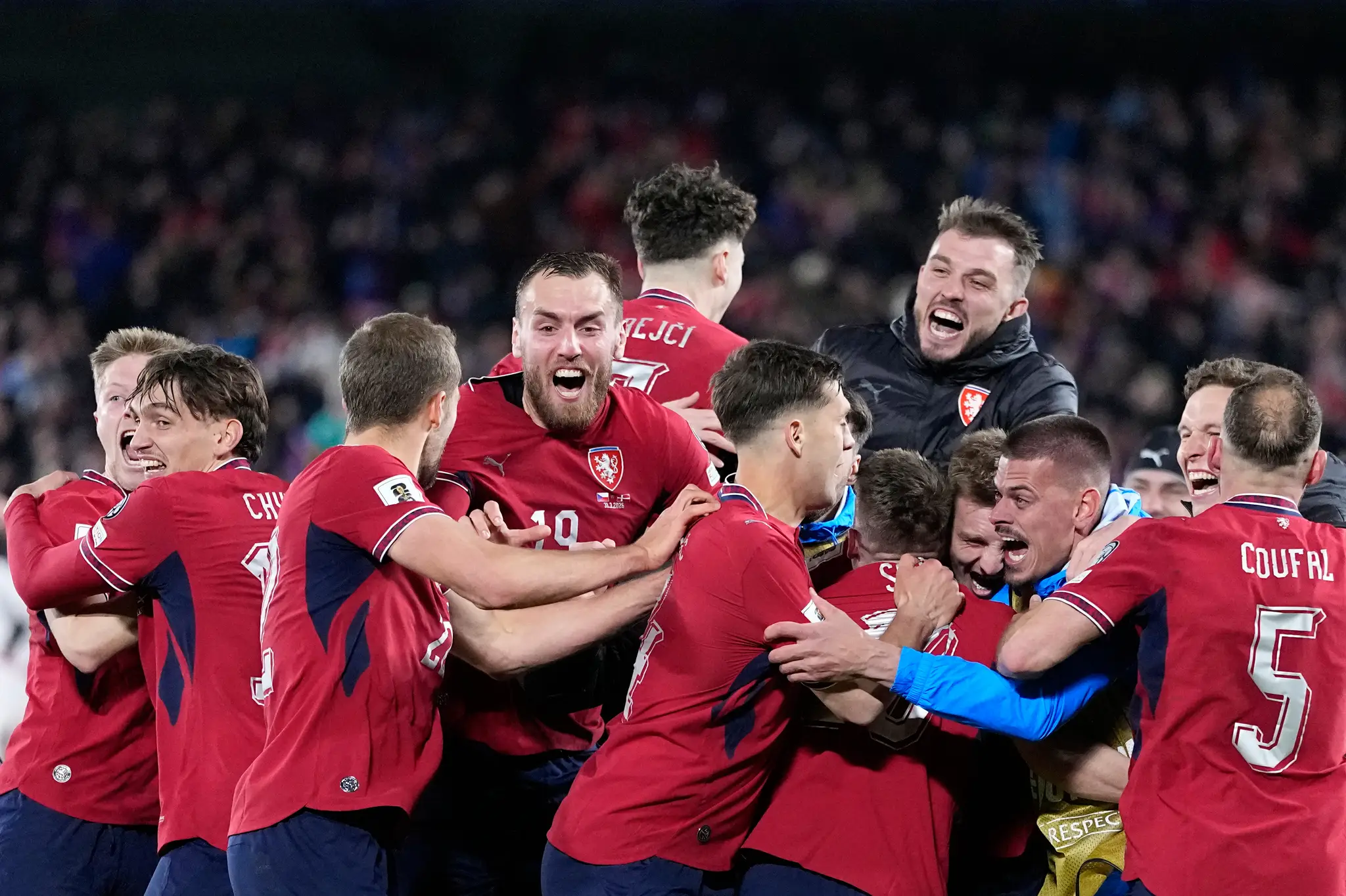 Českí futbalisti oslavujú postup na MS.