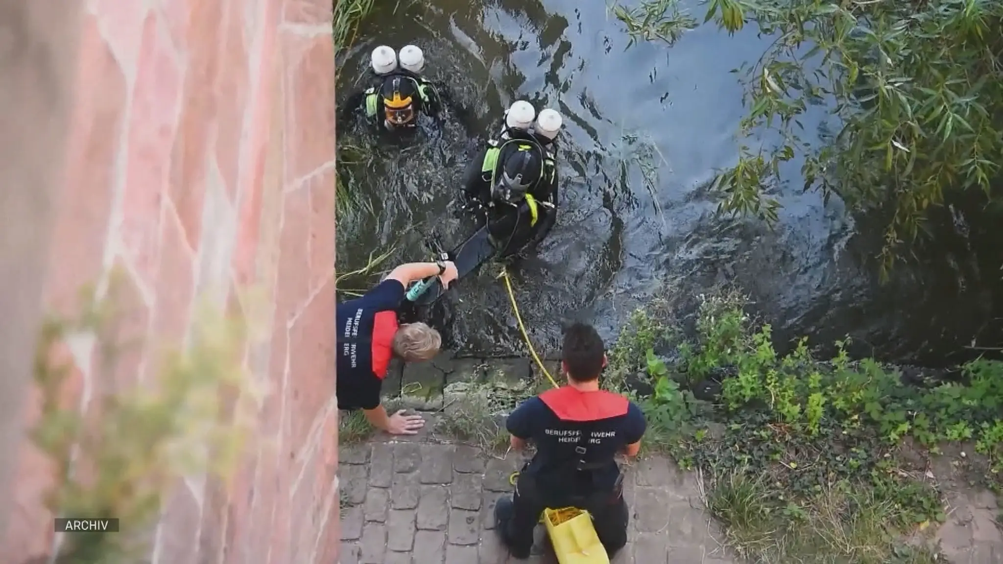 Z nemeckej rieky Rýn lovia kolobežky a bicykle