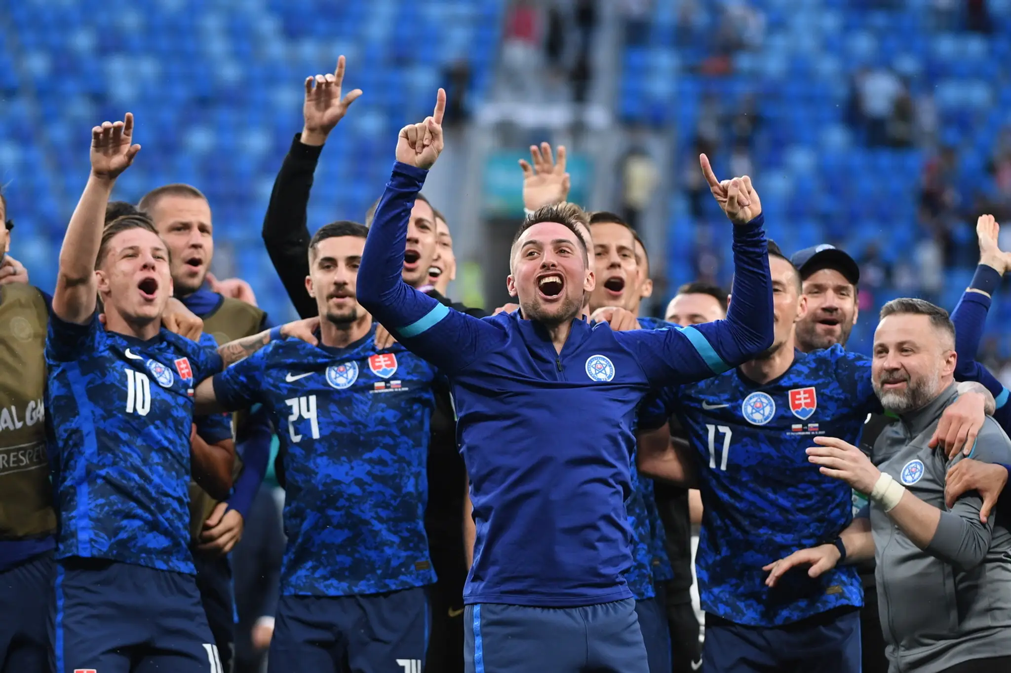 Na snímke futbalisti Slovenska oslavujú víťazstvo 2:1 nad Poľskom
