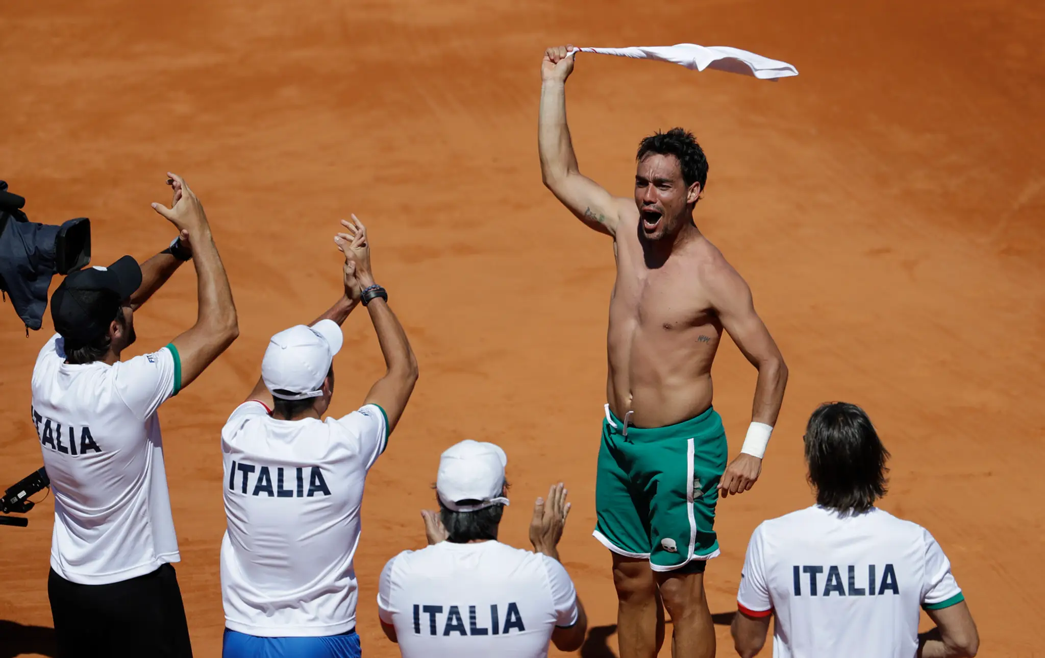 Fabio Fognini s tričkom v ruke oslavuje triumf Talianska v 1. kole Davis Cupu proti Argentíne. 