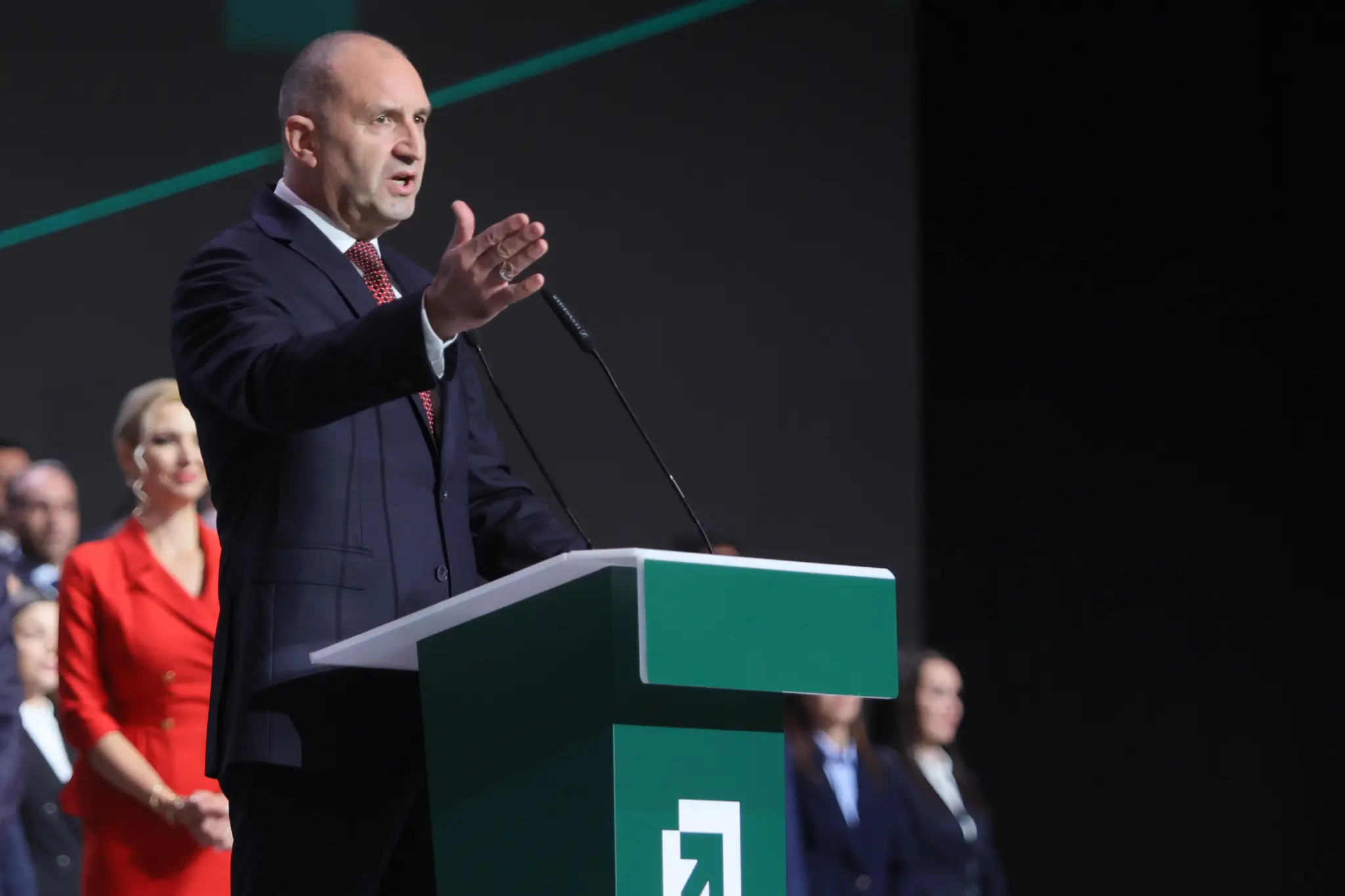 Bývalý bulharský prezident Rumen Radev prednesie prejav na záverečnom mítingu svojej kampane.