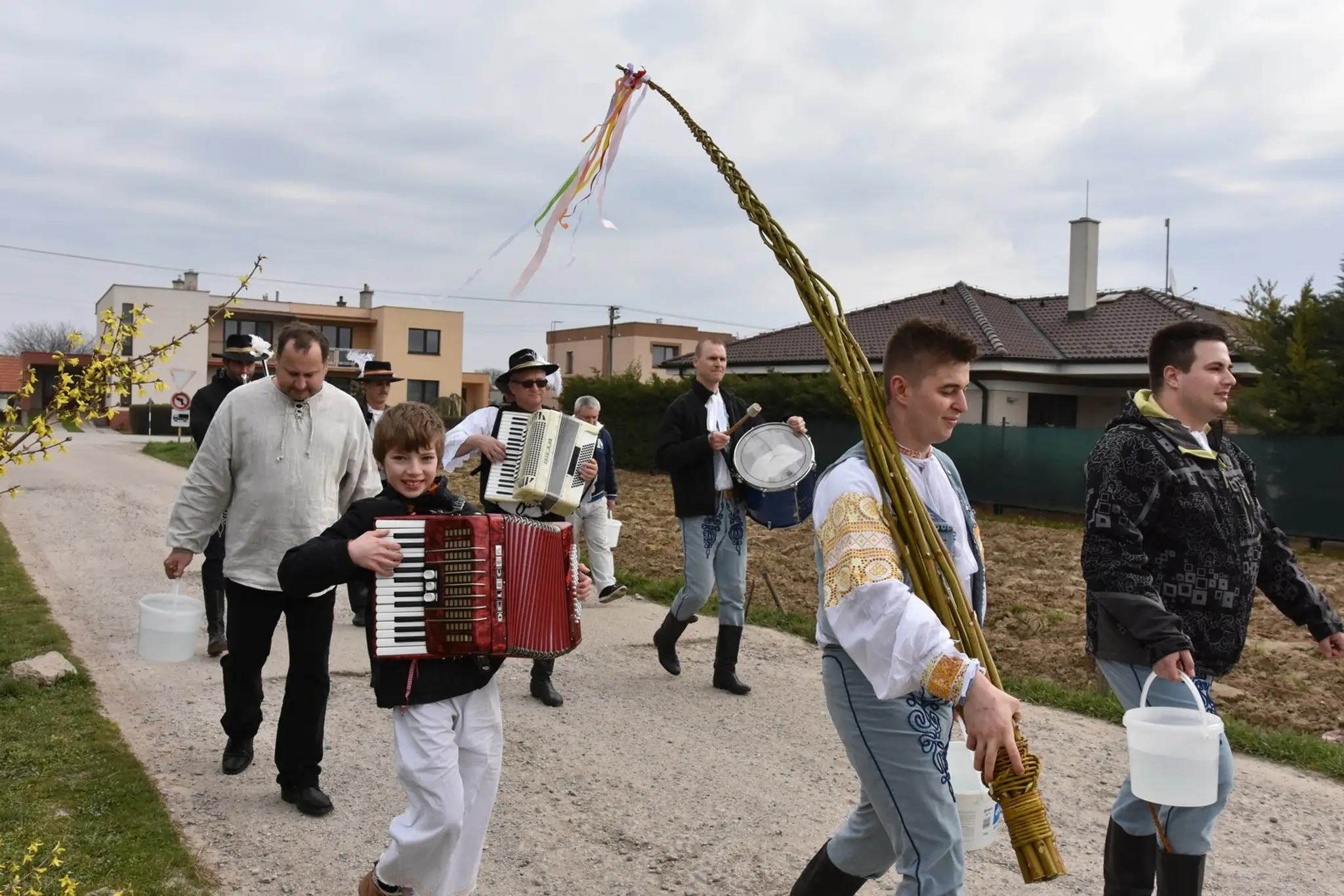 Členovia folklórneho súboru Lusk a dychovej hudby Borovienka, ktorí ako poslední dodržiavajú v obci Krakovany tradície a každoro
