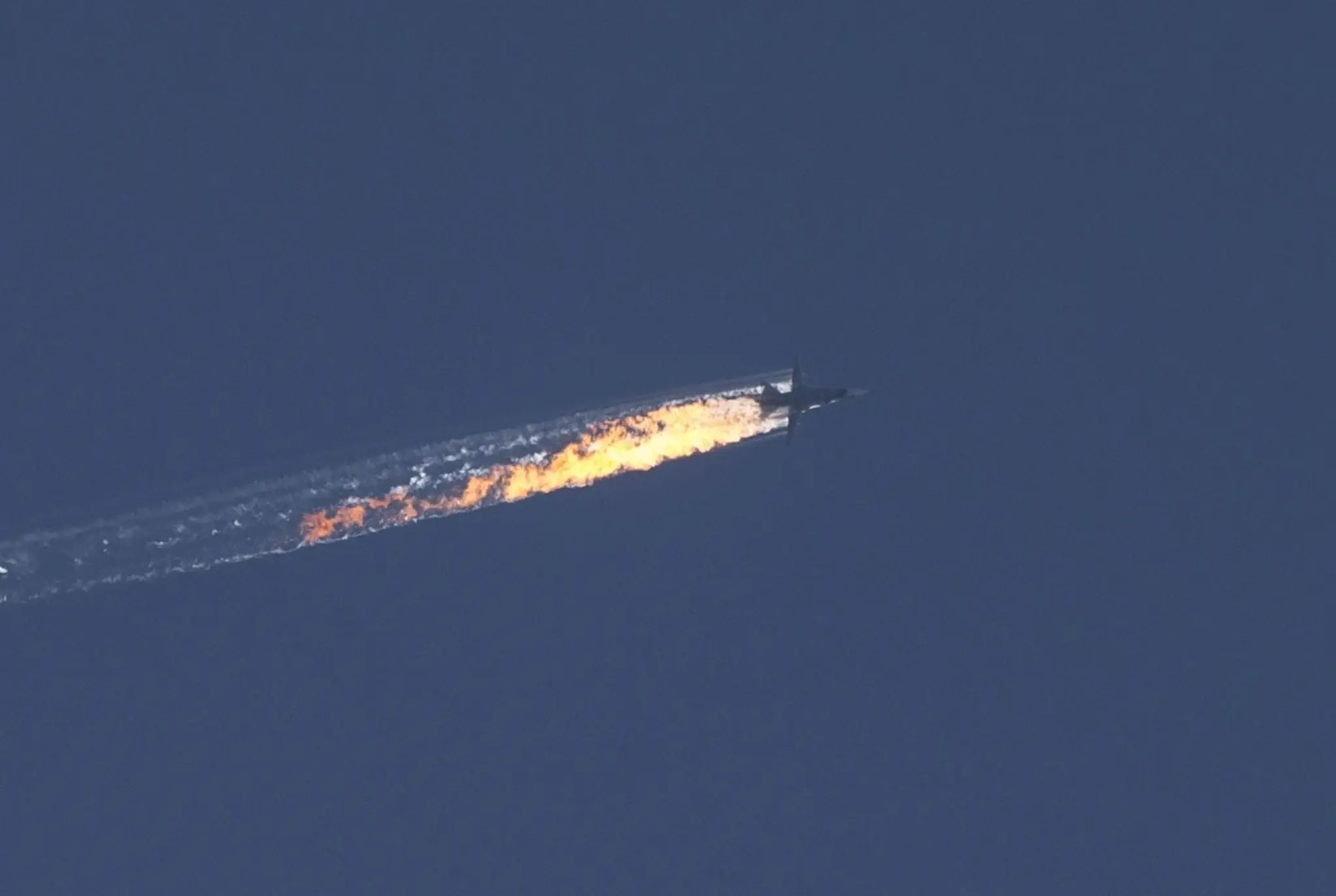Horiaci Su-24 po zásahu tureckou stíhačkou F-16.