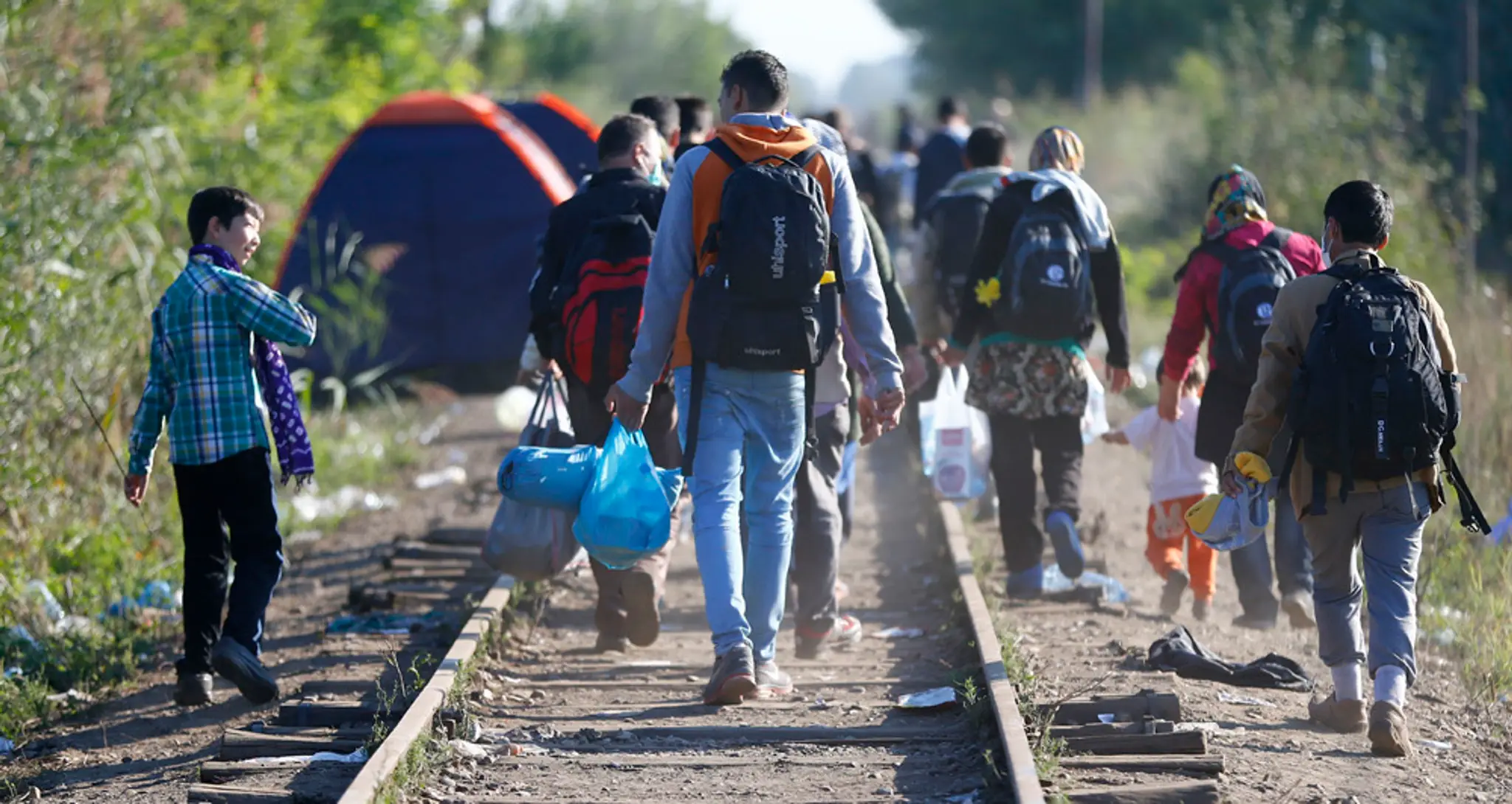 Migranti, ktorí opustili záchytný tábor.
