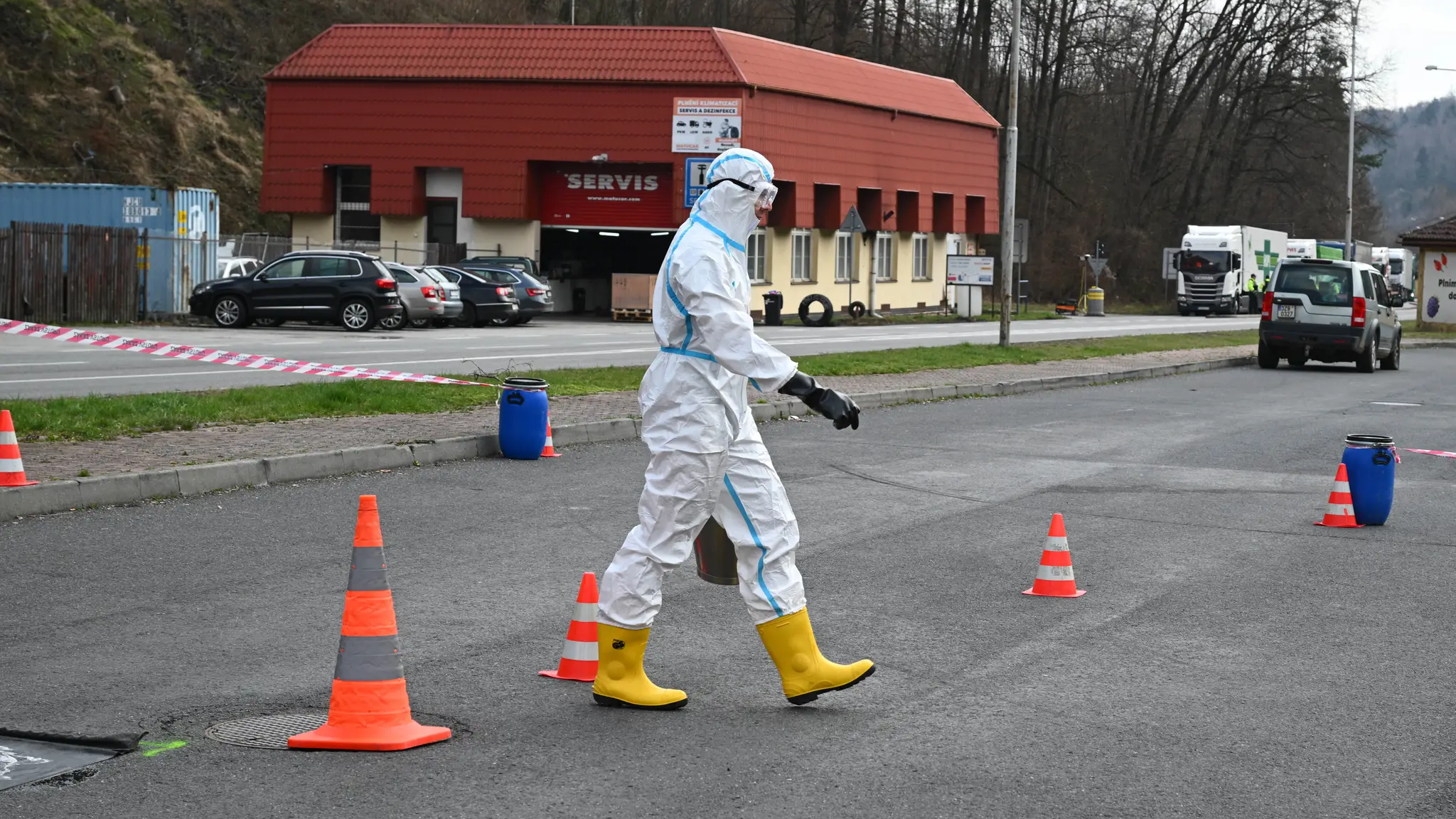 Policajti pre slintačku a krívačku zastavujú vozidlá na hraničných priechodoch