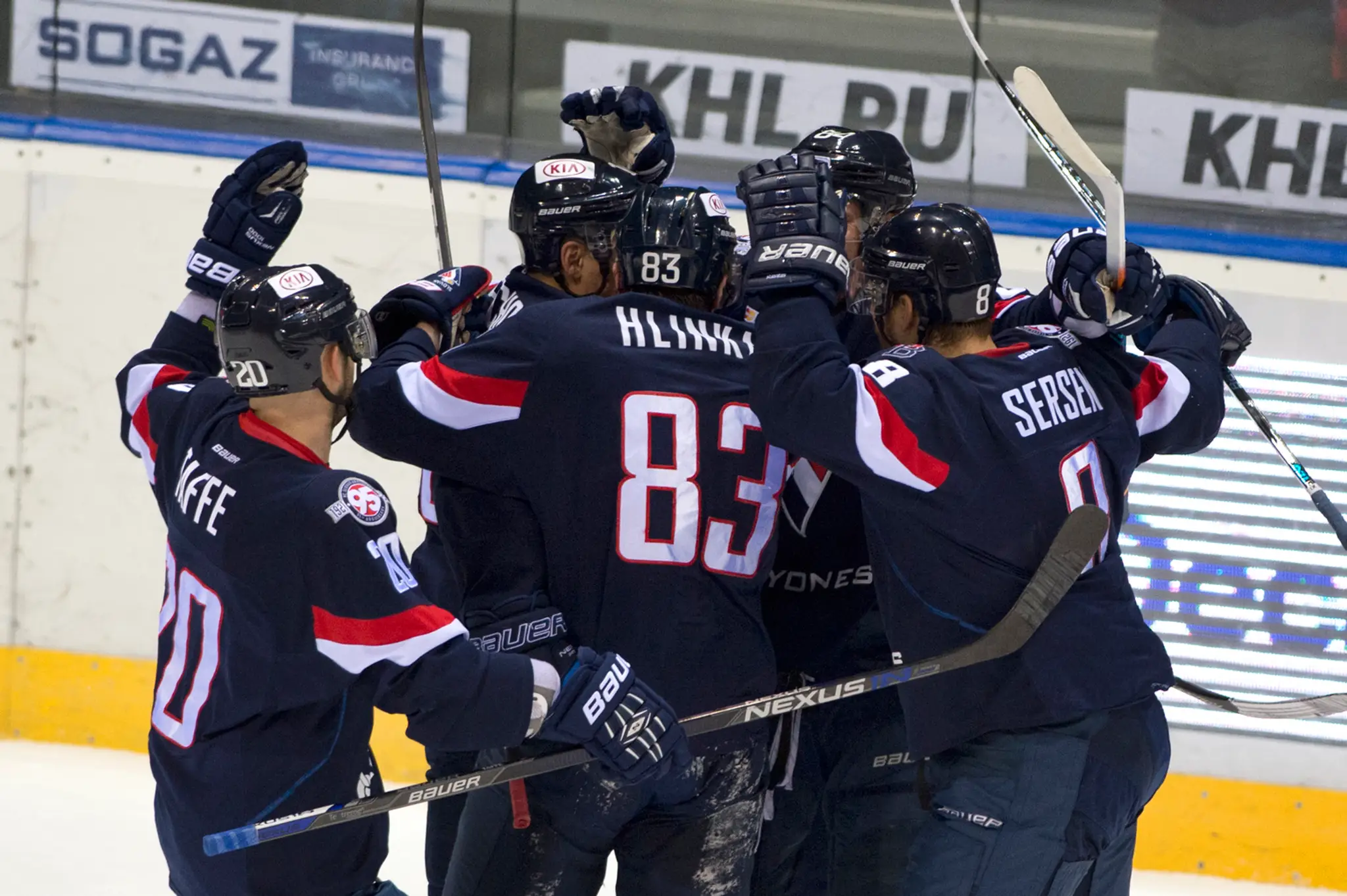Hráči Slovana Bratislava po góle v sieti Lokomotivu Jaroslavľ v dueli KHL.