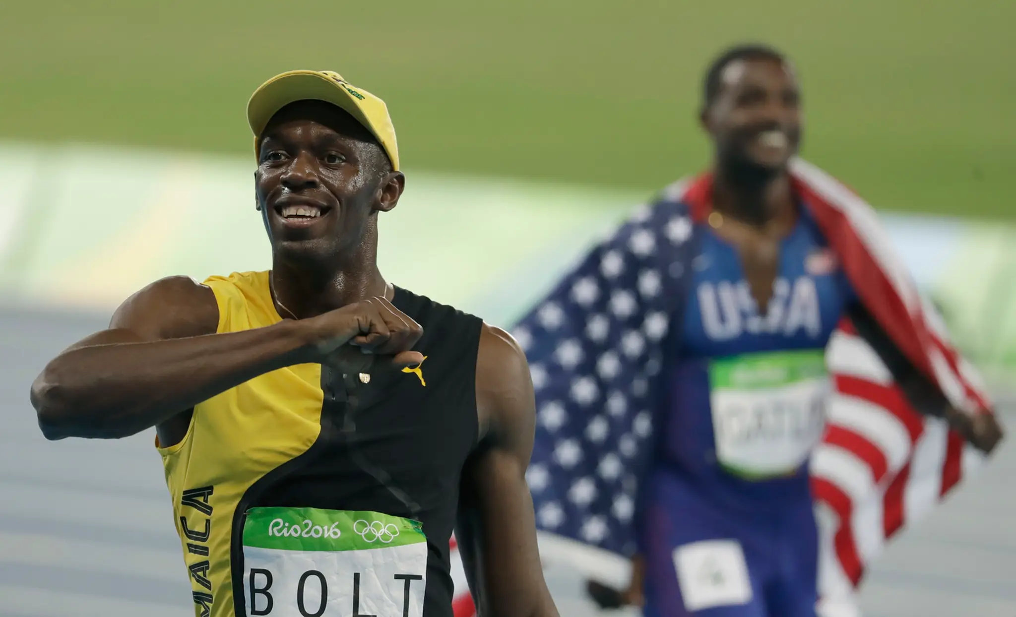 Víťaz šprintu na 100 m Usain Bolt a v pozadí strieborný Justin Gatlin.