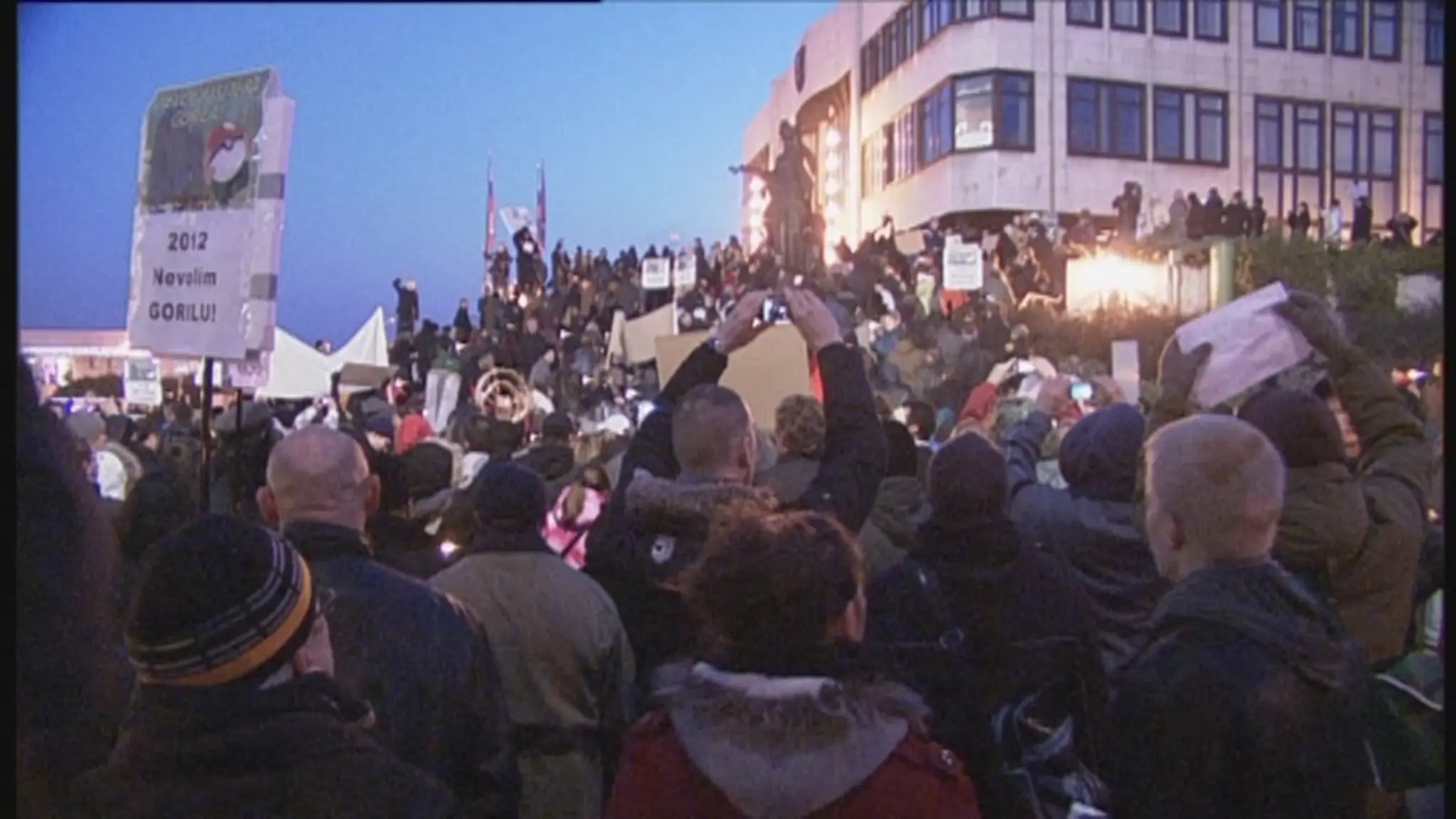 Protest Gorila pred parlamentom. 