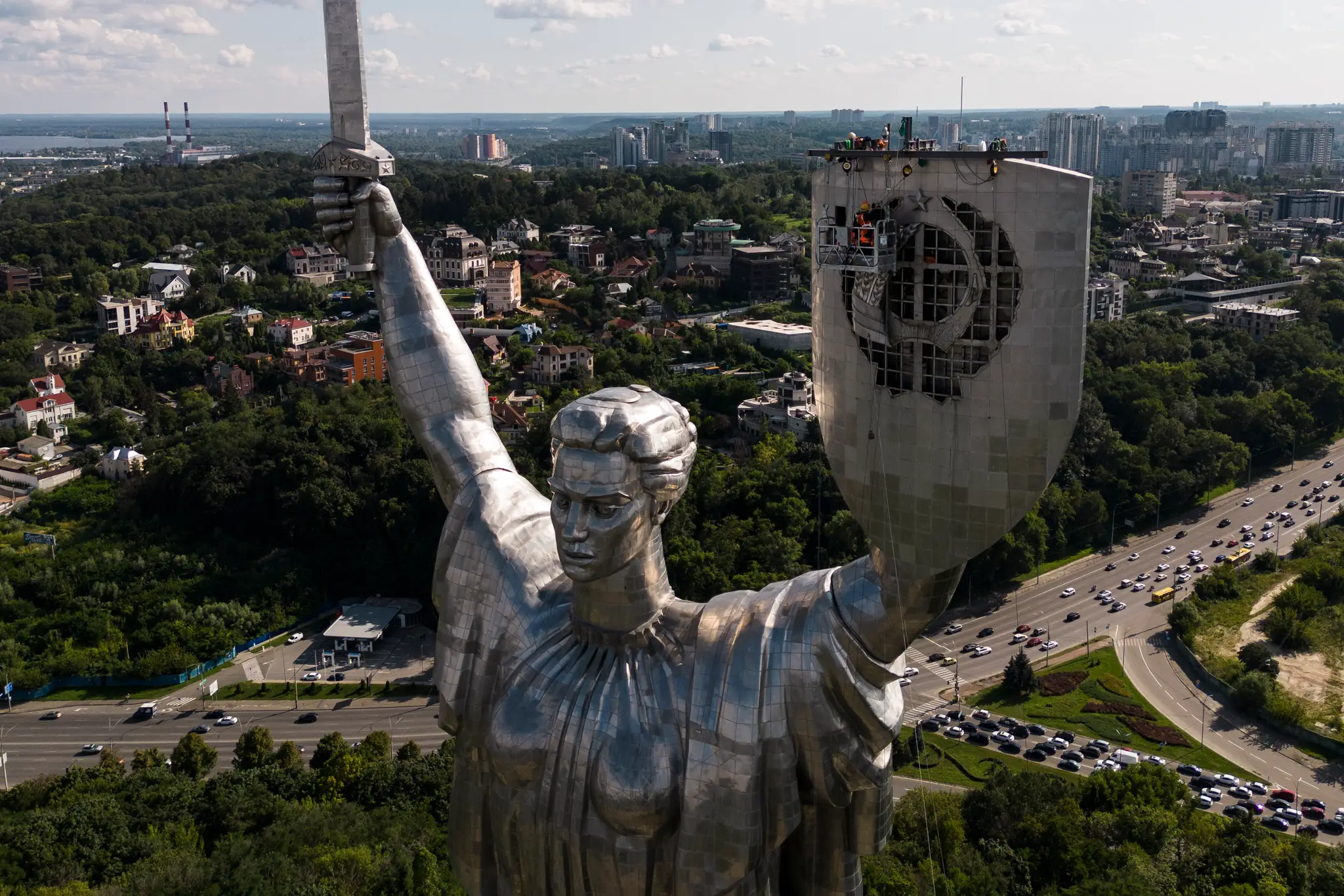 Odstránený štátny znak bývalého Sovietskeho zväzu z obrovskej sochy Matka Vlasť v Kyjeve.