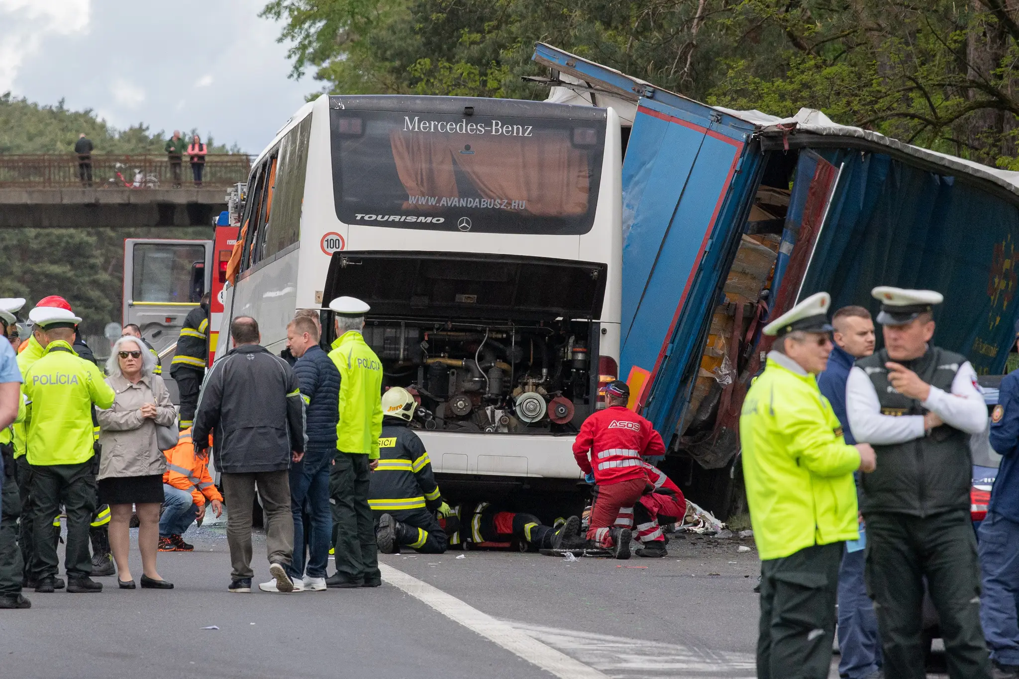 Nehoda autobusu s kamiónom