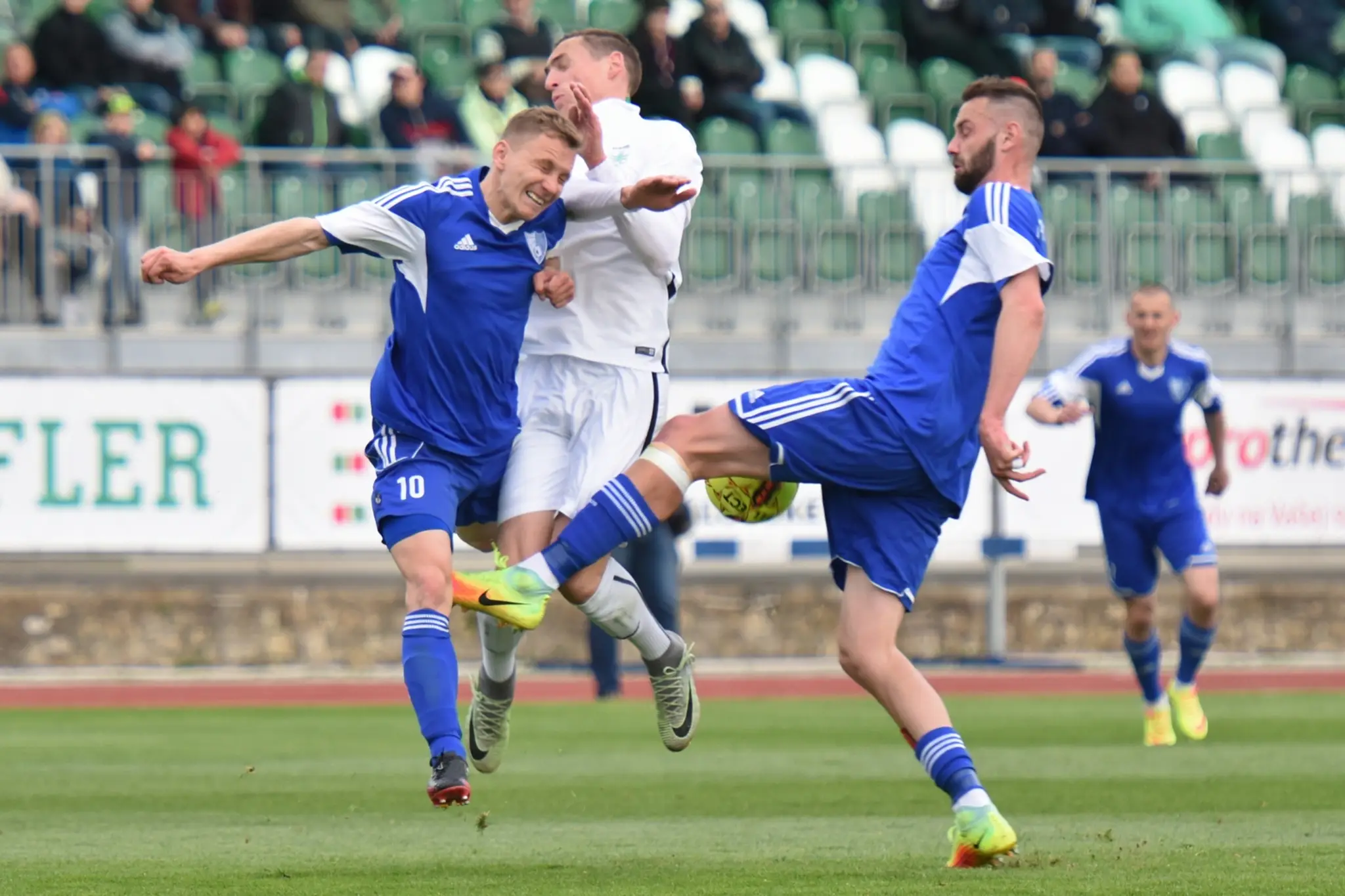 Súboj Popradčanov Maťasa (vľavo) a Peciara so Skaličanom Vaščákom.