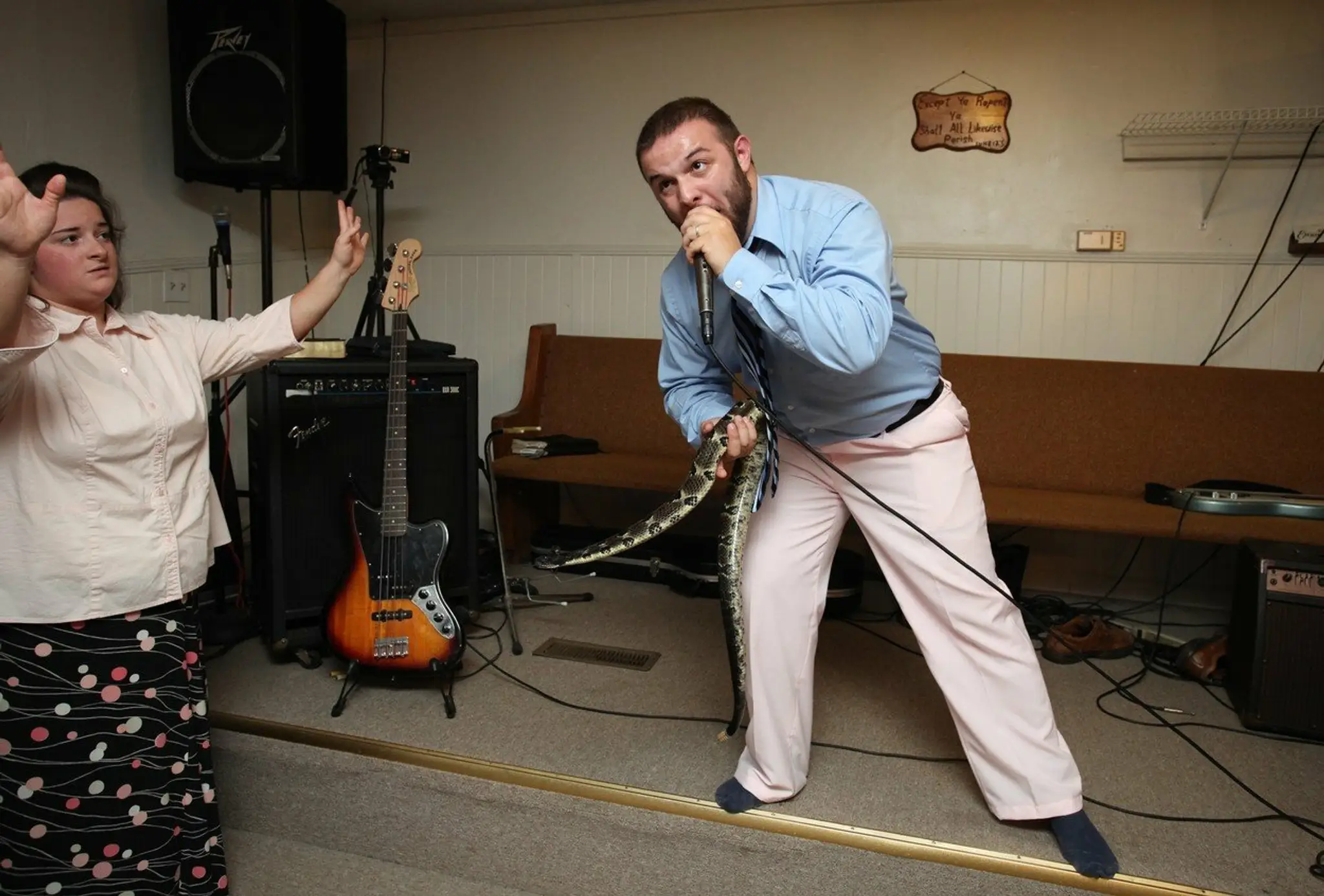Pastor Cody Coots počas bohoslužby.