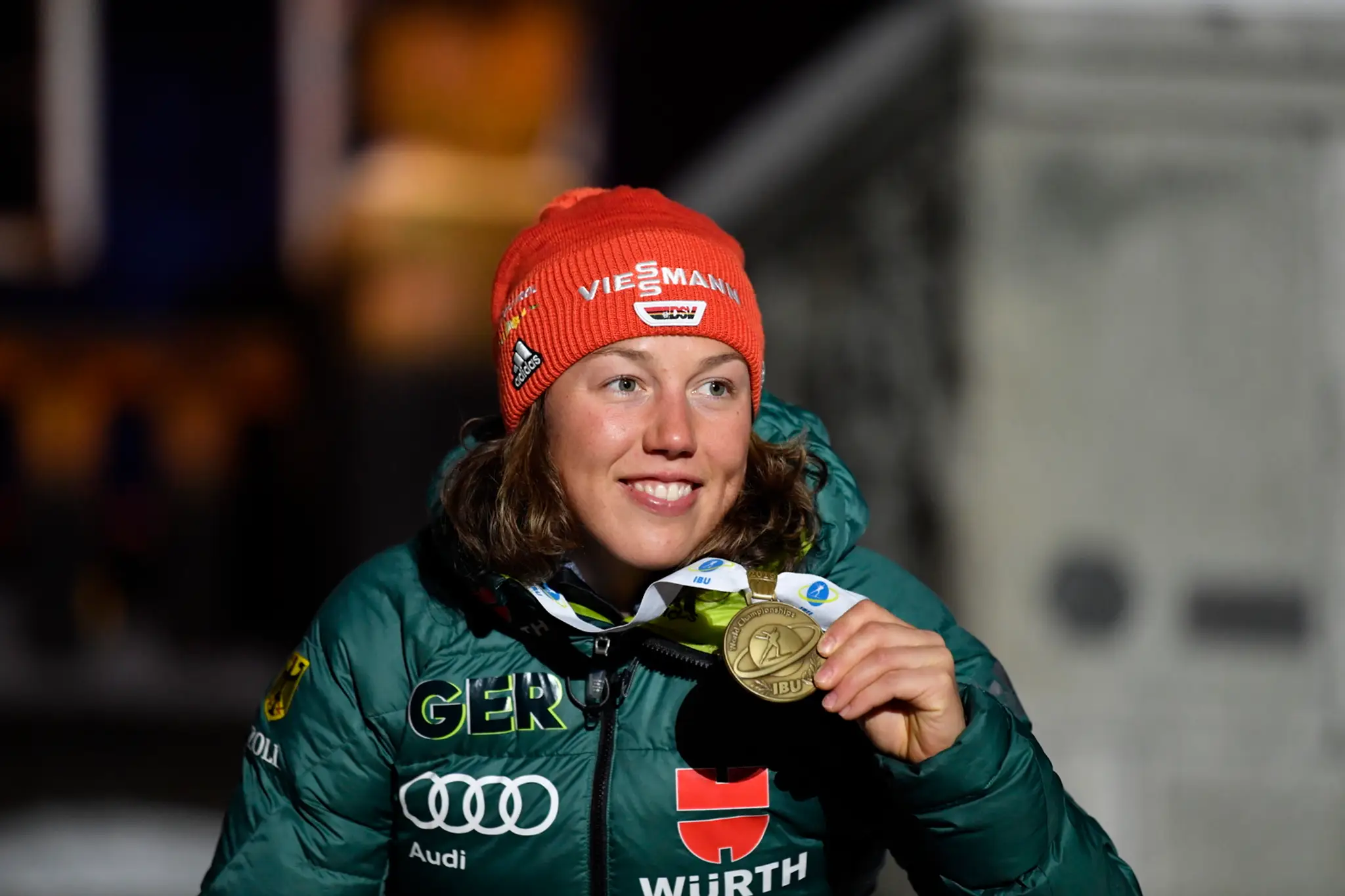 Biatlonistka Hanna Öbergová oslavuje triumf vo vytrvalostných pretekoch na MS v Östersunde.
