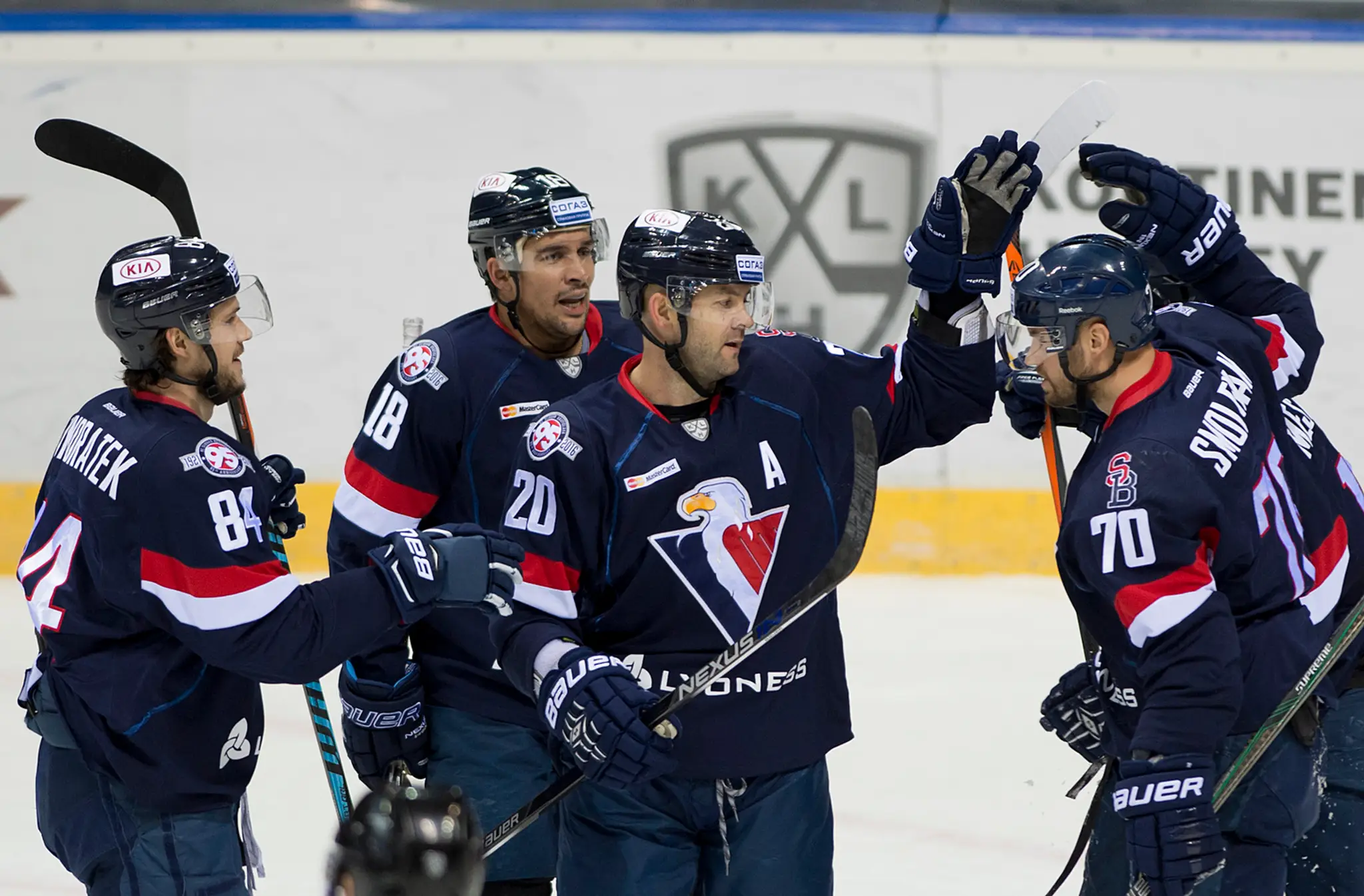 Radosť hráčov Slovana Bratislava, zľava Tomáš Kundrátek, Jonathan Cheechoo, Jeff Tafe a Radek Smoleňák v dueli KHL proti Omsku.