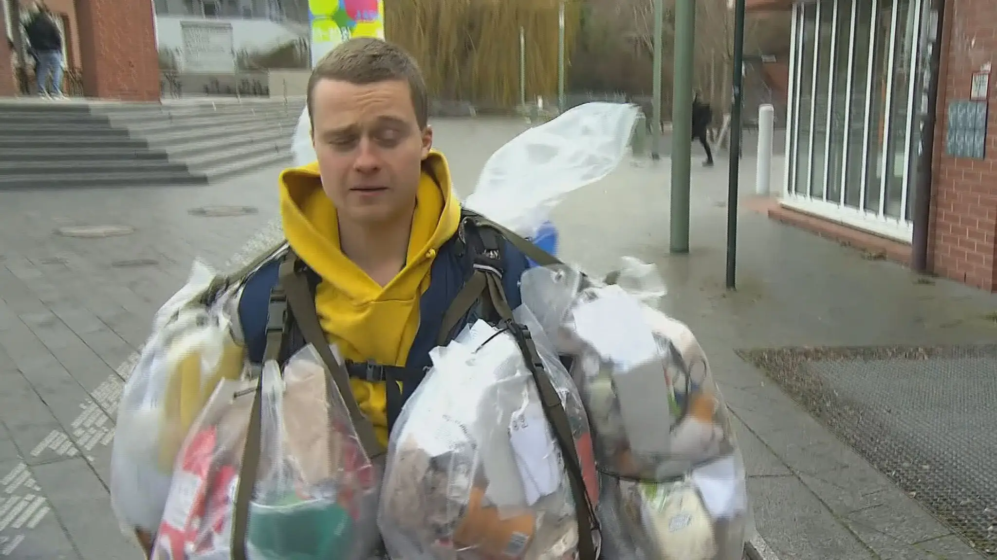 Muž z Nemecka chce poukázať na množstvo vyprodukovaného odpadu.