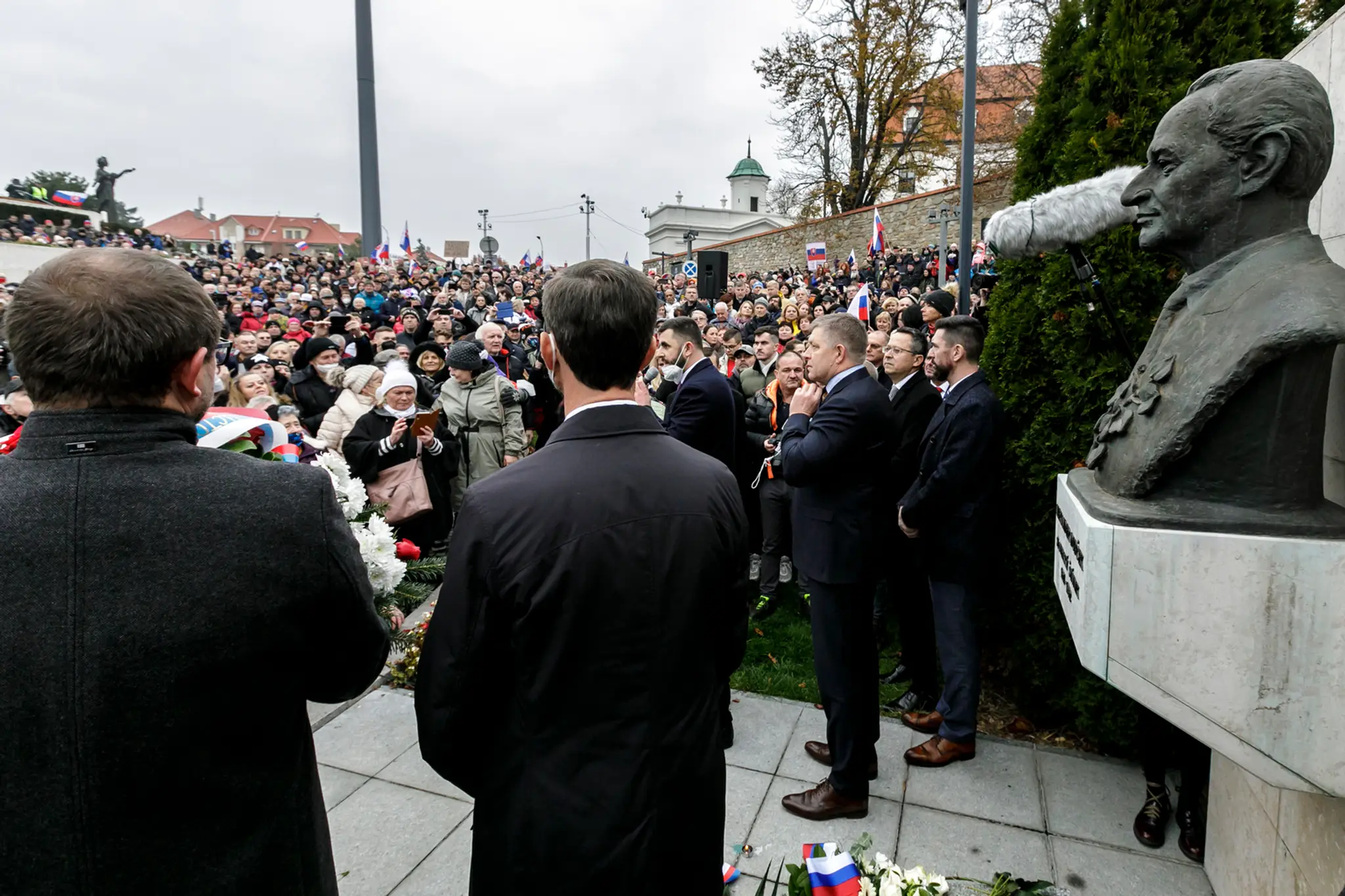 Predstavitelia strany Smer-SD prišli položiť veniec k buste Alexandra Dubčeka pred Národnou radou SR.
