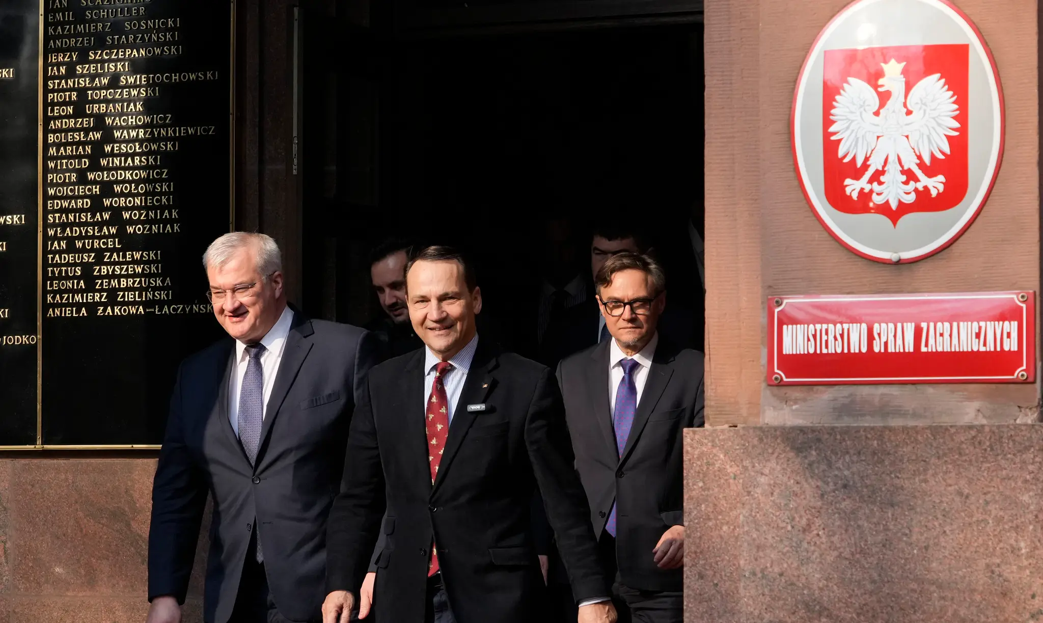 Ukrajinský minister zahraničných vecí Andrij Sybiha a poľský minister zahraničných vecí Radoslaw Sikorski prichádzajú na spoločnú tlačovú konferenciu.