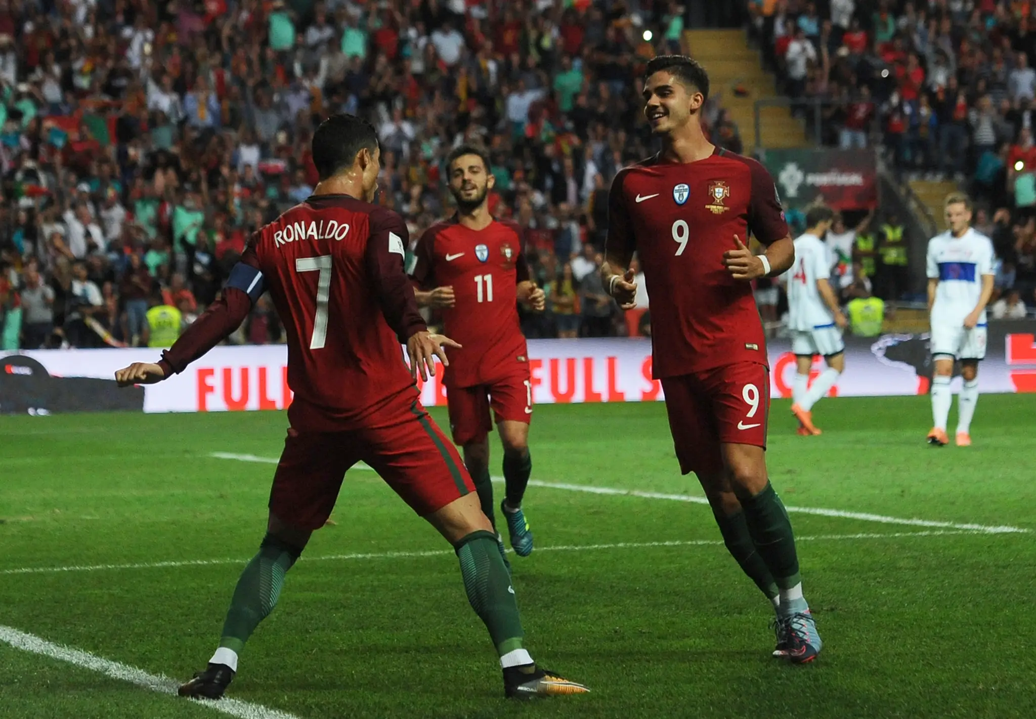 Cristiano Ronaldo (vľavo) oslavuje s portugalskými spoluhráčmi gól v sieti Faerských ostrovov v kvalifikácii MS 2018.