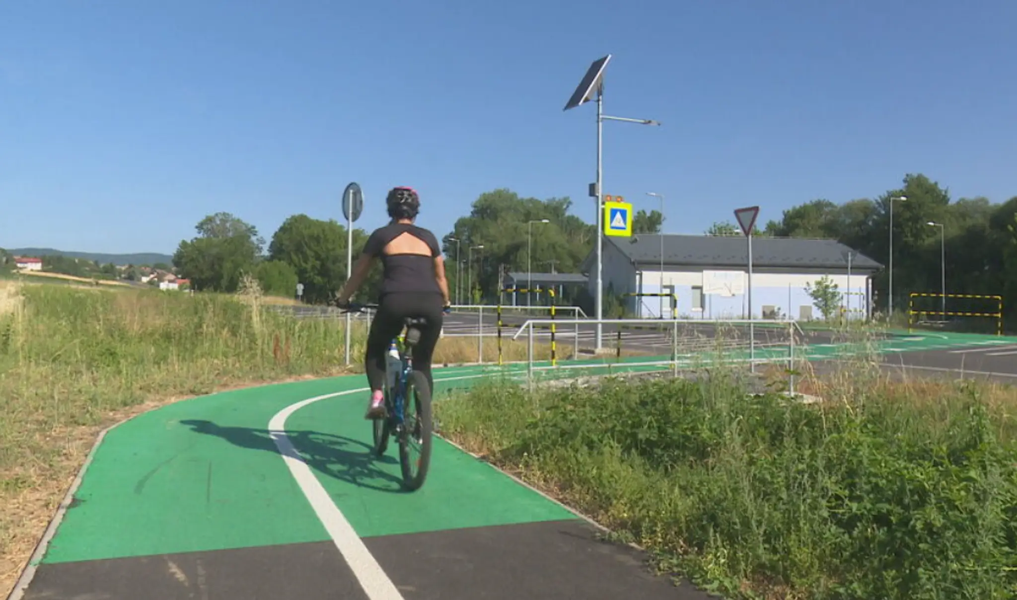 NA snímke je cyklistka na cyklotrase.