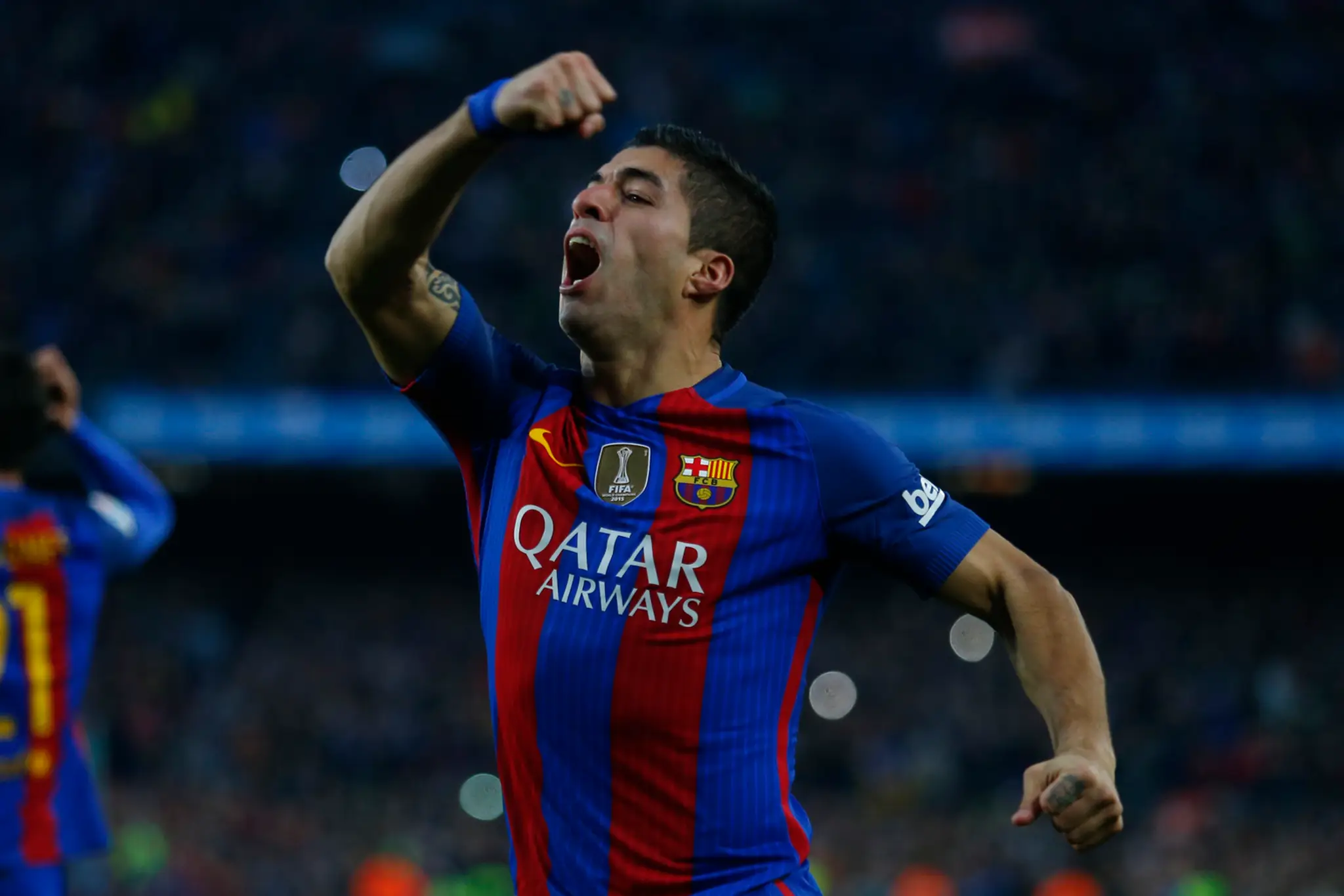 Luis Suárez z Barcelony oslavuje gól v El Clásicu proti Realu Madrid.