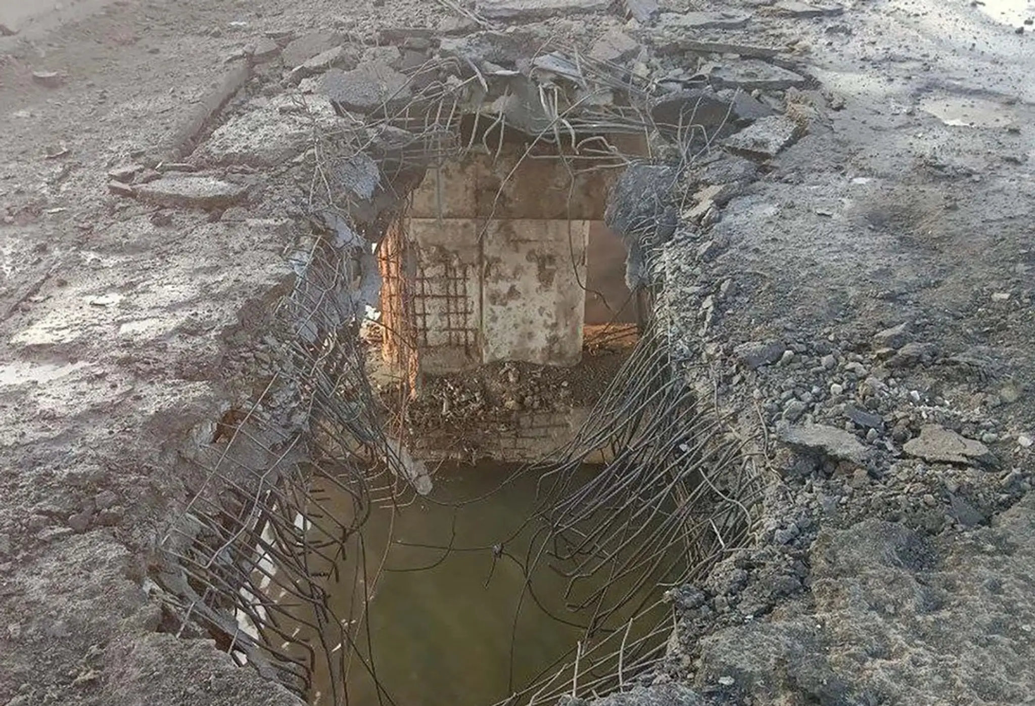 Diera v moste po zásahu raketou.