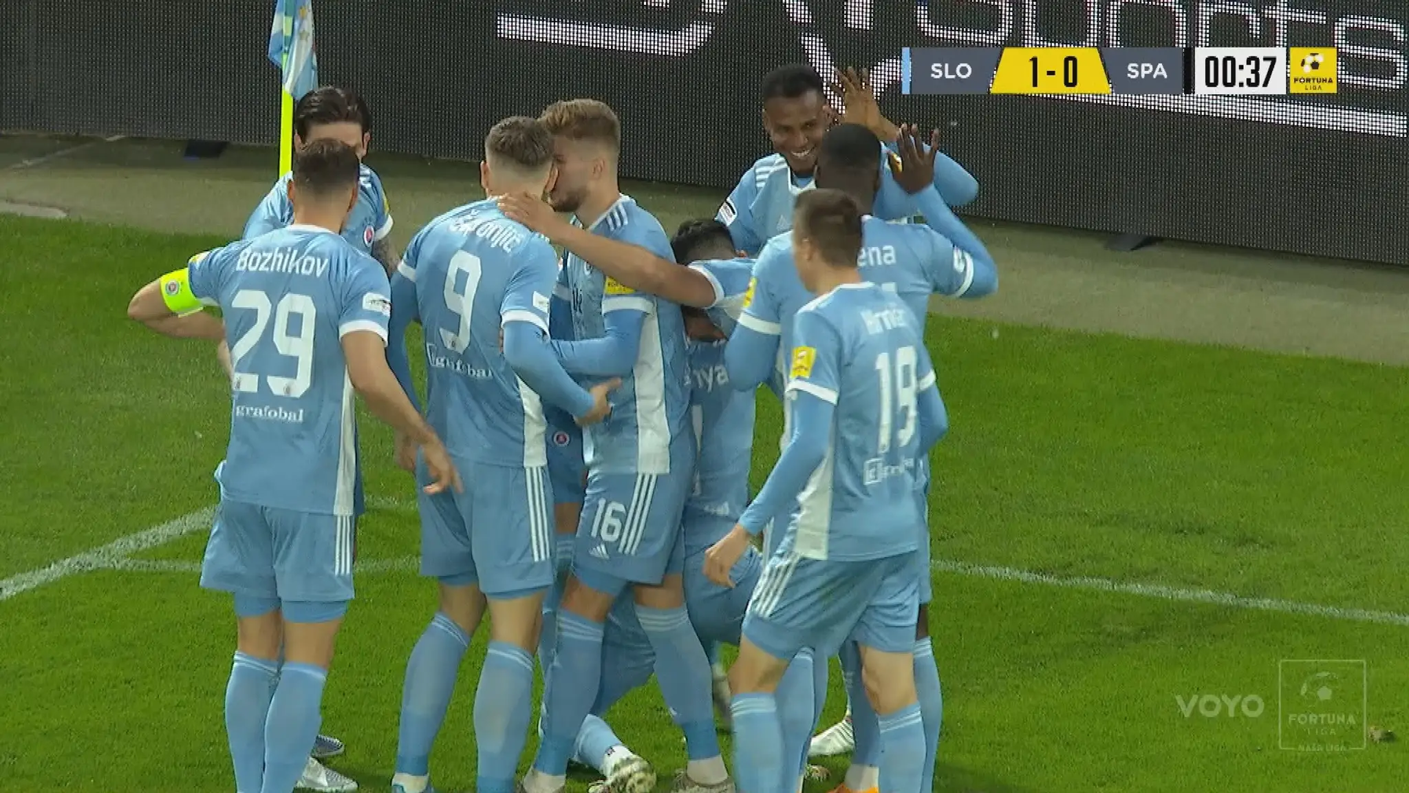 Radosť hráčov Slovana po rýchlom góle do siete Trnavy.
