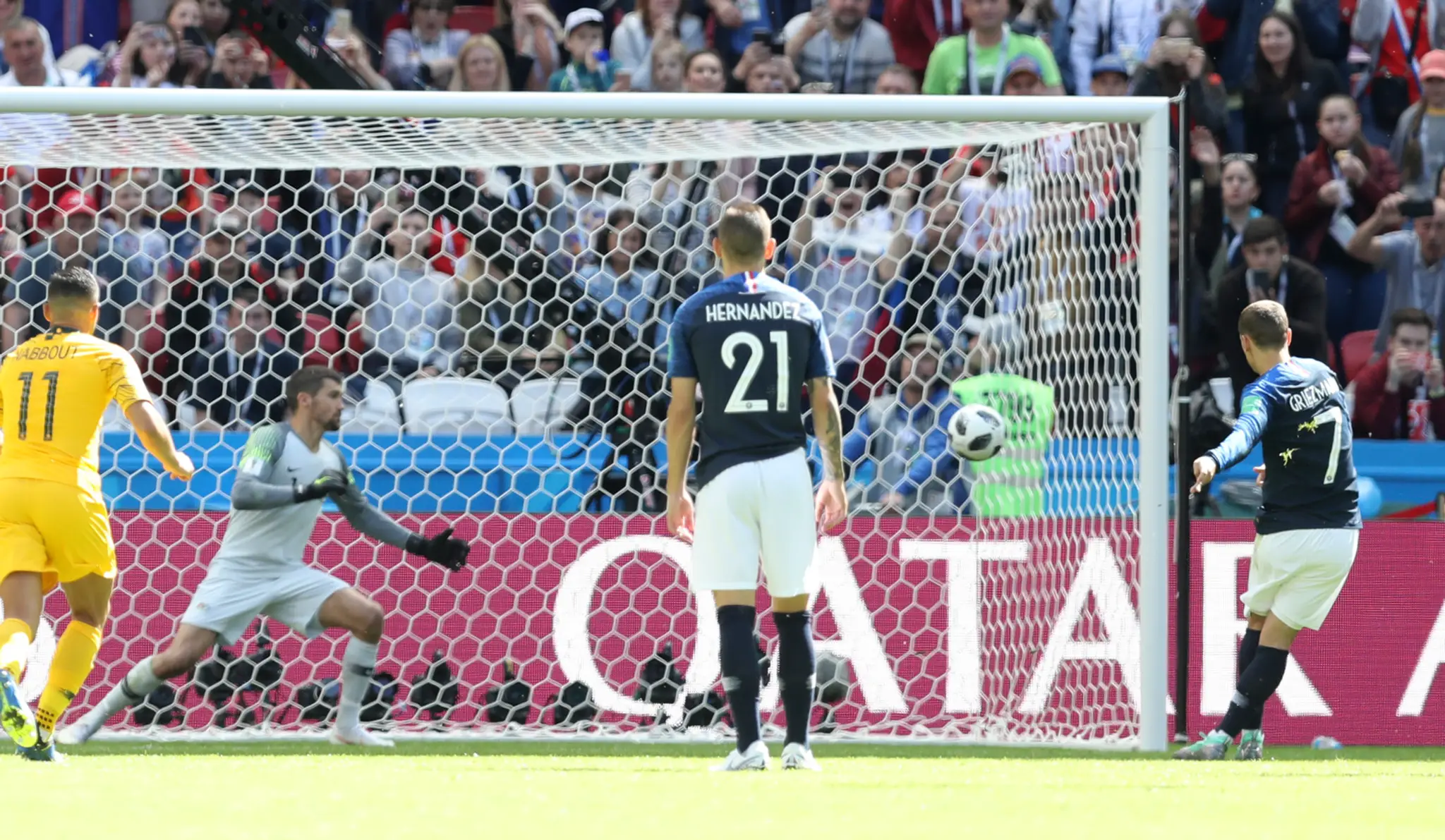 Antoine Griezmann strieľa úvodný gól Francúzska na MS zo značky pokutového kopu.