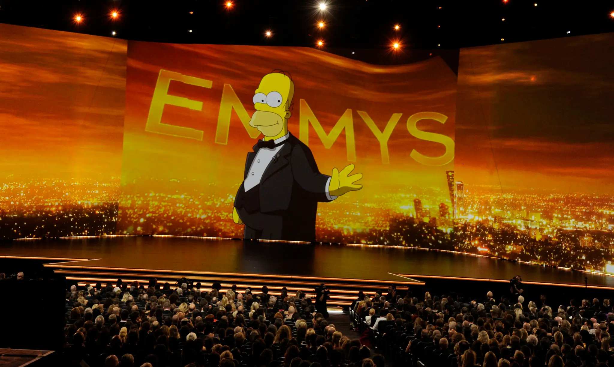 Na archívnej snímke z 23. septembra 2019 Homer Simpson, postavička z televízneho animovaného seriálu Simpsonovci počas 71. ročníka udeľovania amerických televíznych cien Emmy v Los Angeles.