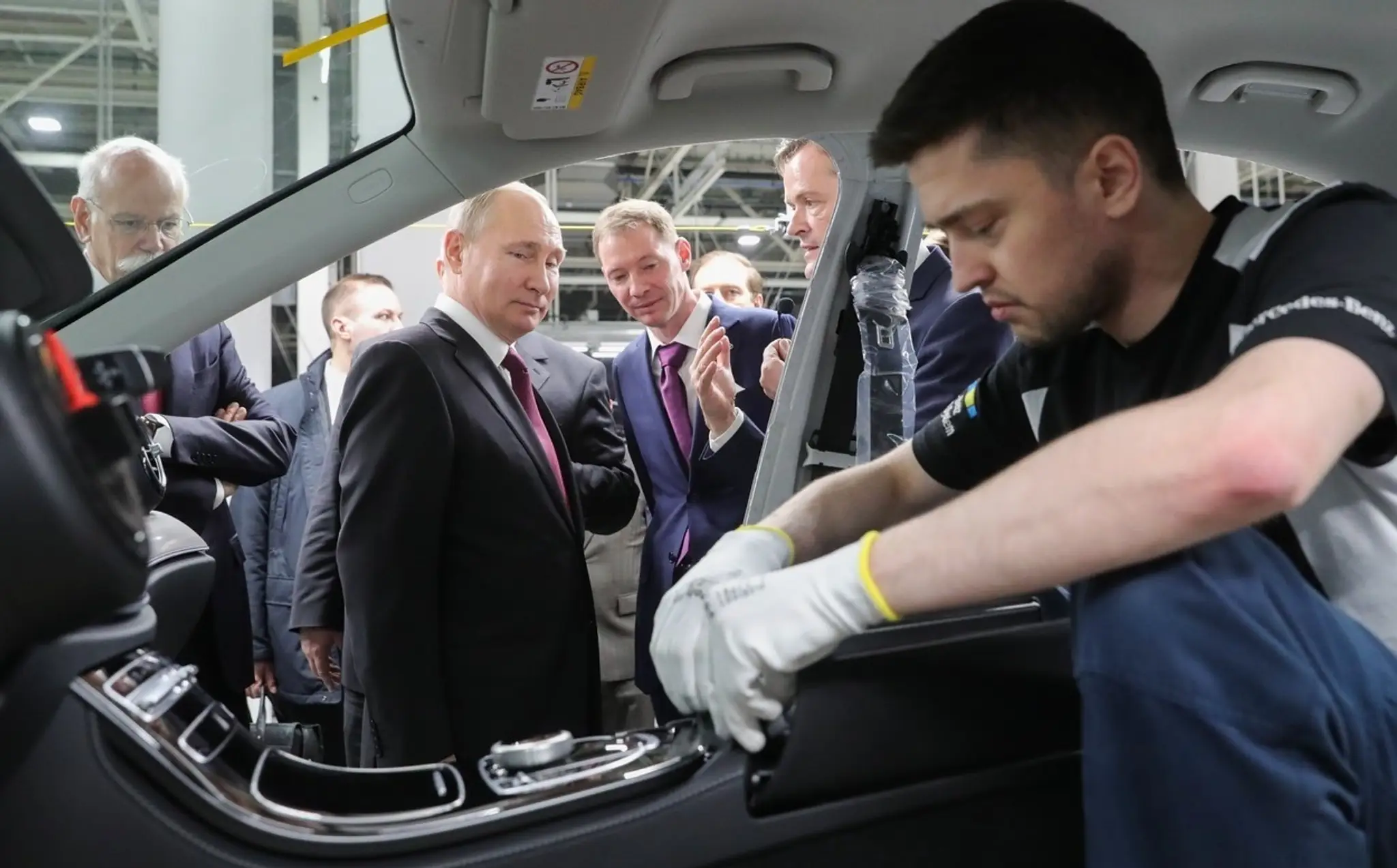 Vladimir Putin počas prehliadky limuzíny v priemyselnom parku na predmestí Moskvy.