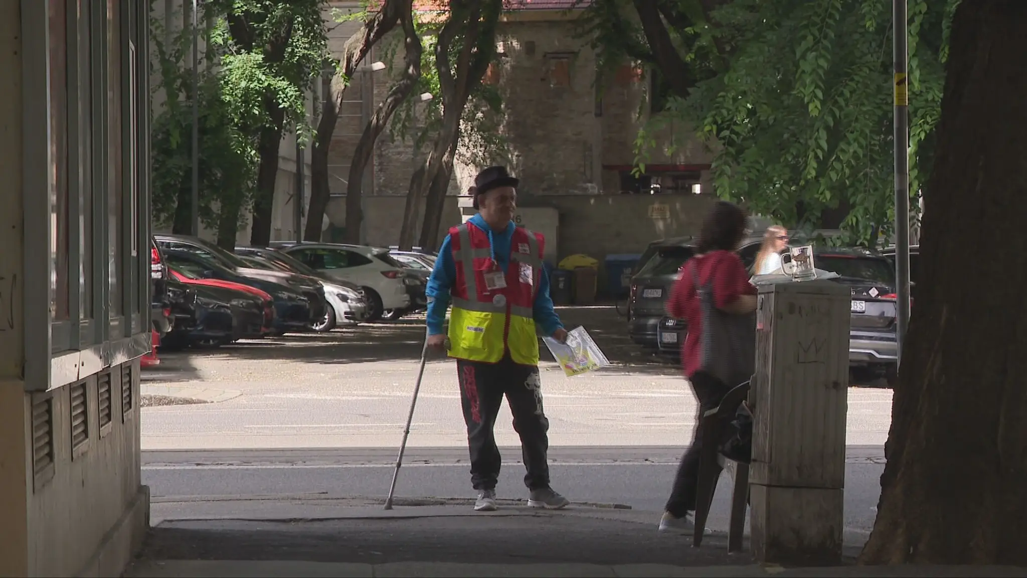 Pán Ján predáva časopisy aj preto, aby pomohol svojej dcére.