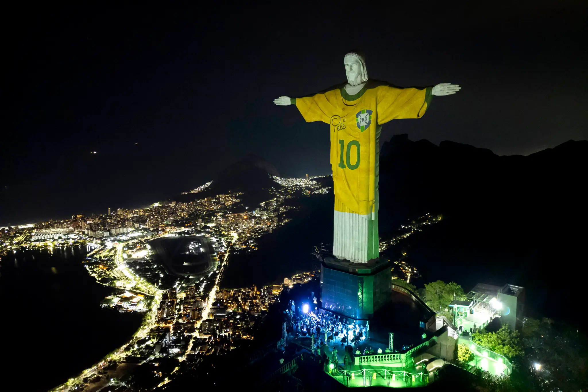 Na archívnej snímke z 29. decemra 2023 socha Krista spasiteľa, na ktorú priemetajú projekciu dresu brazílskeho národného tímu s číslom 10 a menom Pelé