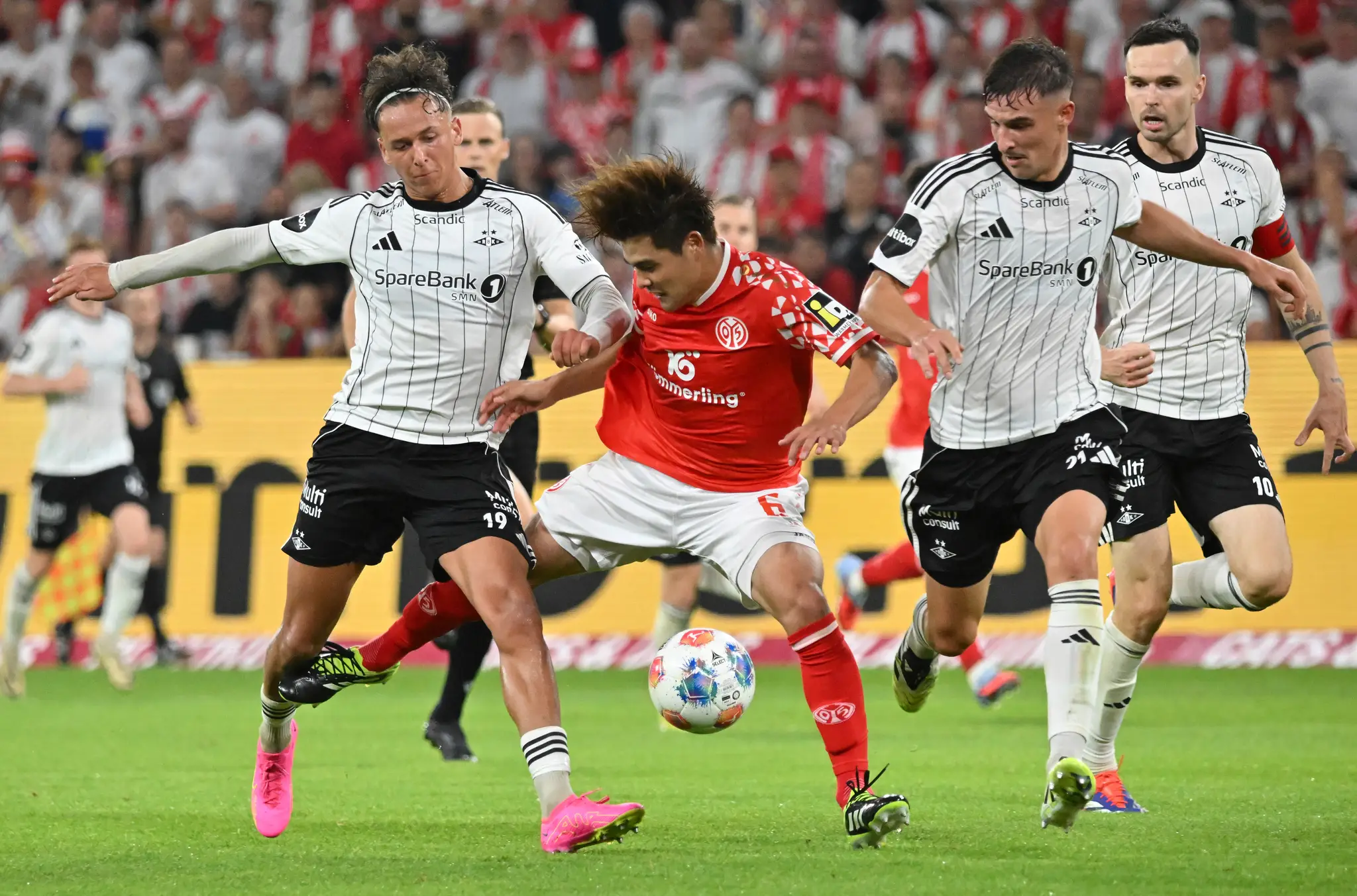 lovenský futbalista v drese Trondheimu Tomáš Nemčík (druhý sprava).