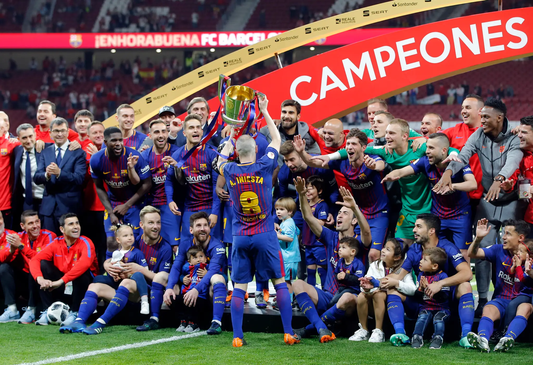 Andrés Iniesta dvíha trofej pre víťaza Copa del Rey.