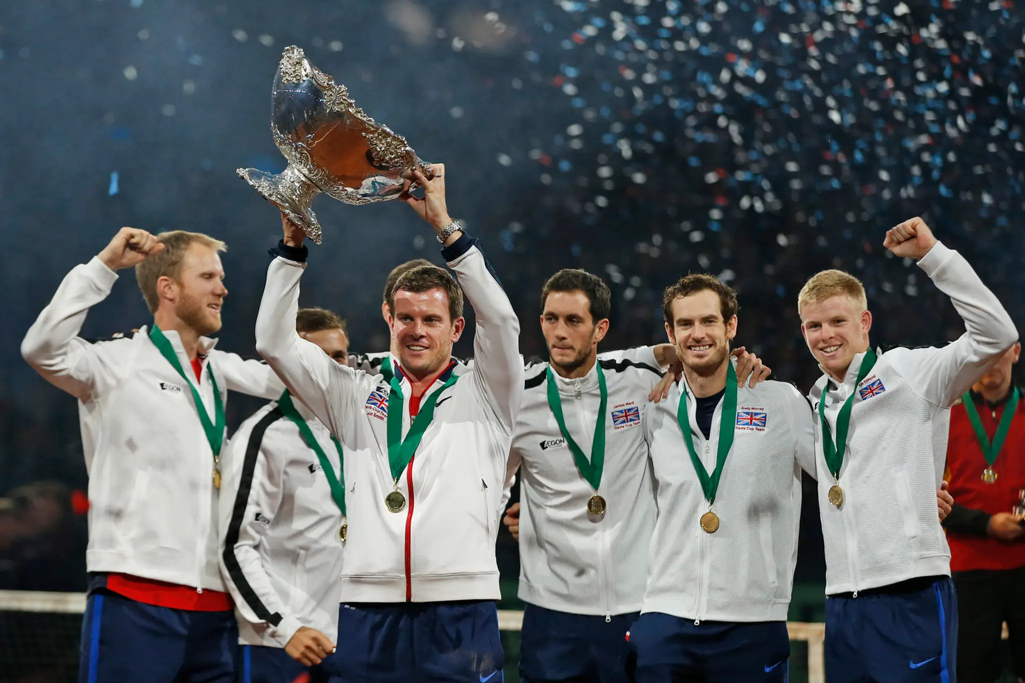Nehrajúci kapitán britského daviscupového družstva Leon Smith dvíha nad hlavu Davisov pohár po výhre nad Belgickom.
